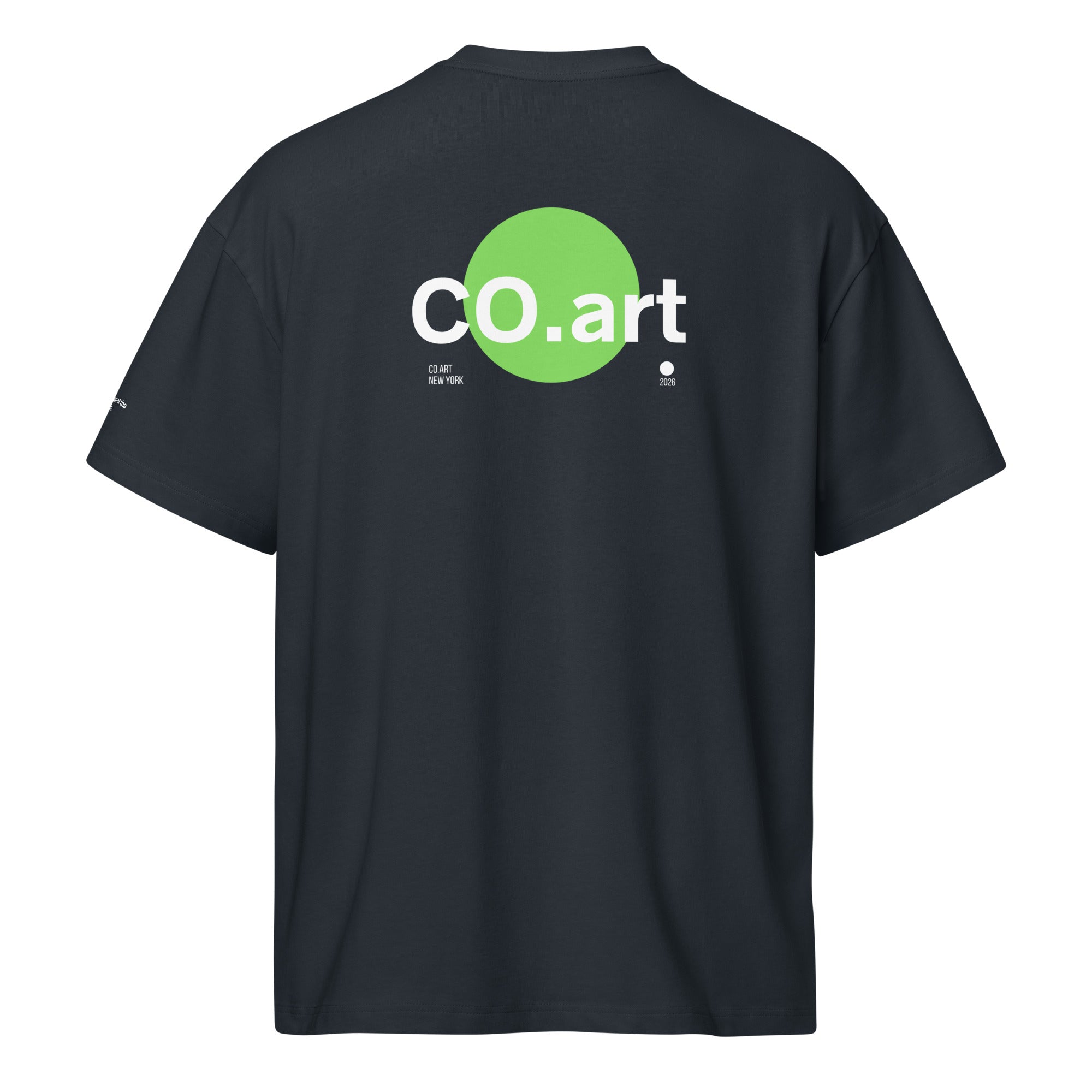 T-shirt streetwear nera con grafica forte, scritta bianca CO.art su cerchio verde, stile manifesto oversize.