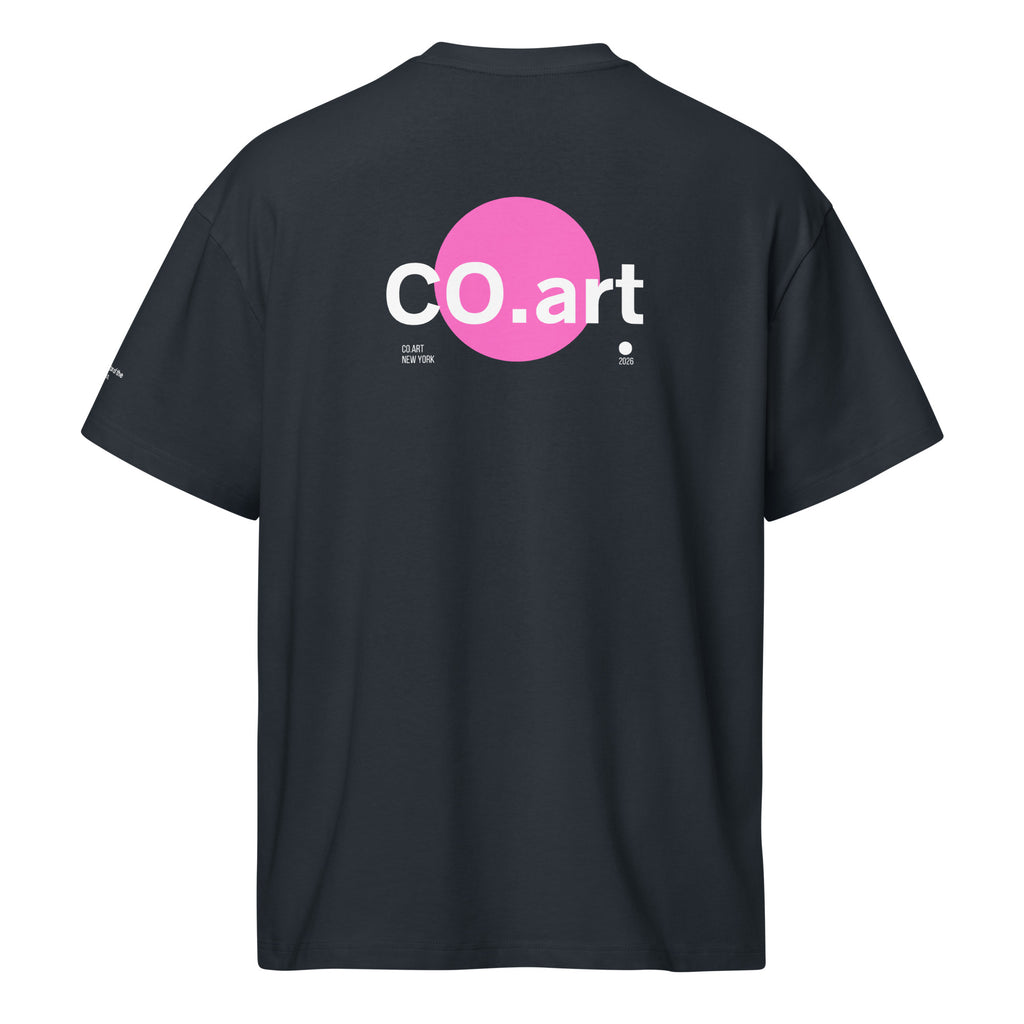T-shirt nera oversize streetwear con grafica manifesto rosa bubble e scritta bianca "CO.art" sul retro, stile uomo.