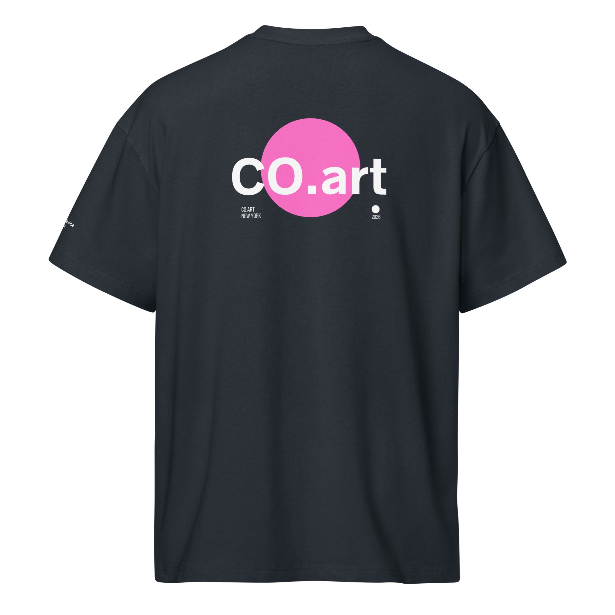 T-shirt nera oversize streetwear con grafica manifesto rosa bubble e scritta bianca "CO.art" sul retro, stile uomo.