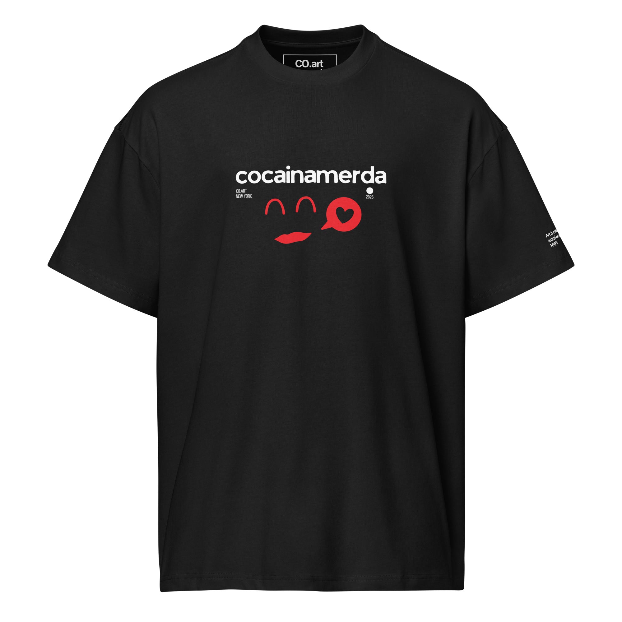 T-shirt nera streetwear oversize uomo con grafica manifesto scritta bianca "cocainamerda" e simboli rossi faccina sorridente .
