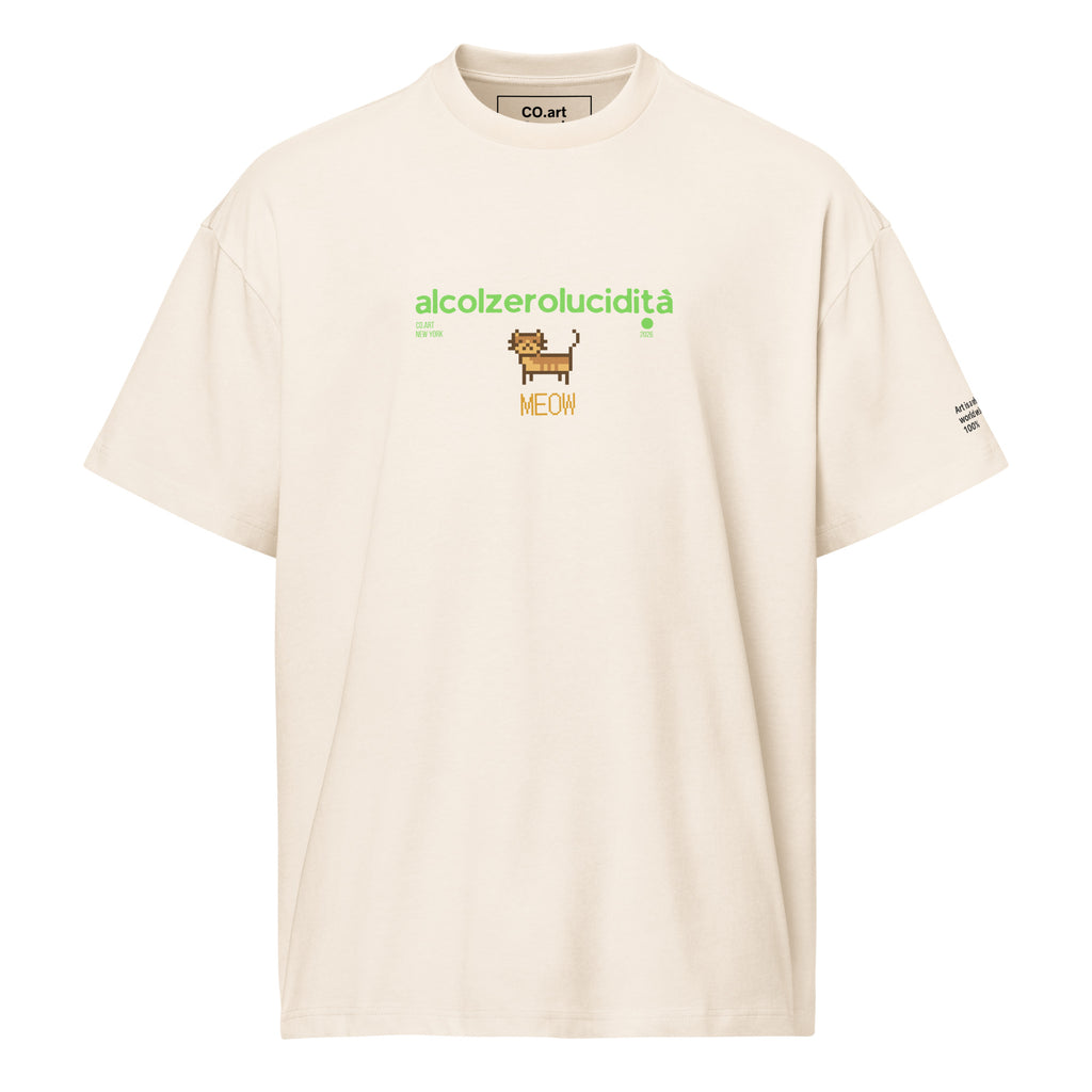 T-shirt streetwear oversize bianca con grafica manifesto e scritta verde "alcolzerolucidità" e disegno gatto giallo al.