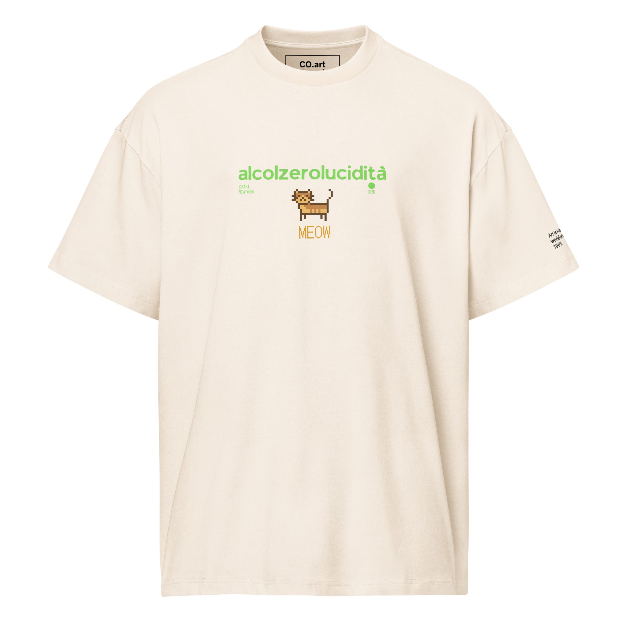 T-shirt streetwear oversize bianca con grafica manifesto e scritta verde "alcolzerolucidità" e disegno gatto giallo al.