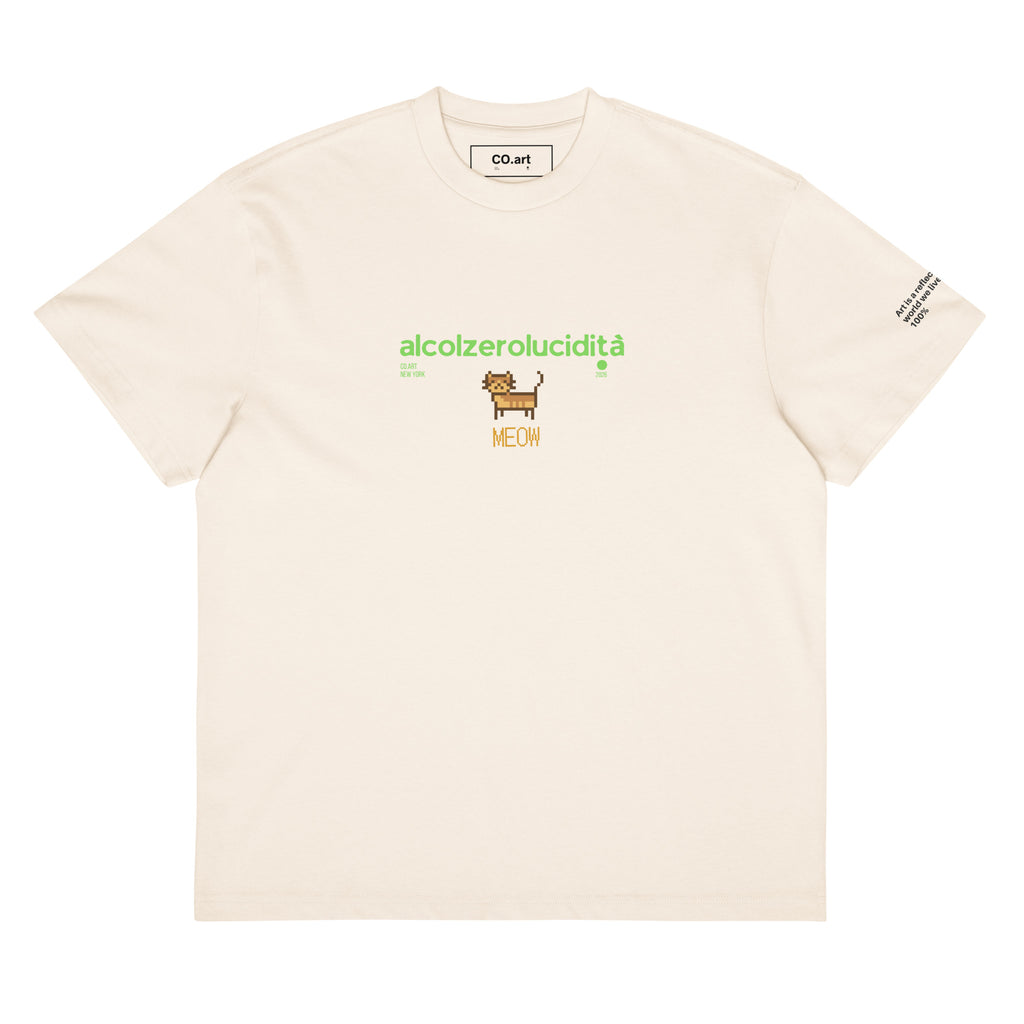 T-shirt streetwear oversize bianca con grafica manifesto centrale verde "alcolzerolucidità" e disegno gatto marrone con.