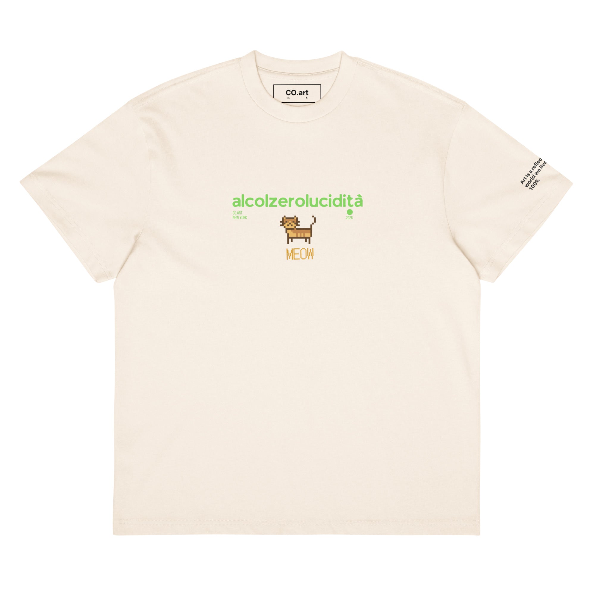 T-shirt streetwear oversize bianca con grafica manifesto centrale verde "alcolzerolucidità" e disegno gatto marrone con.