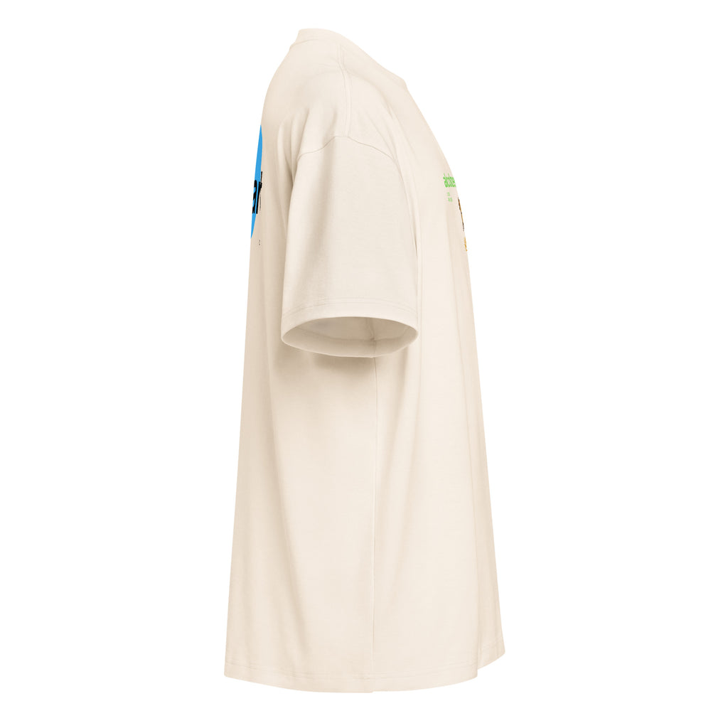 T-shirt streetwear oversize uomo bianca con scritta verde “AlcolZeroLucidità” e grafica manifesto gatto sul petto.