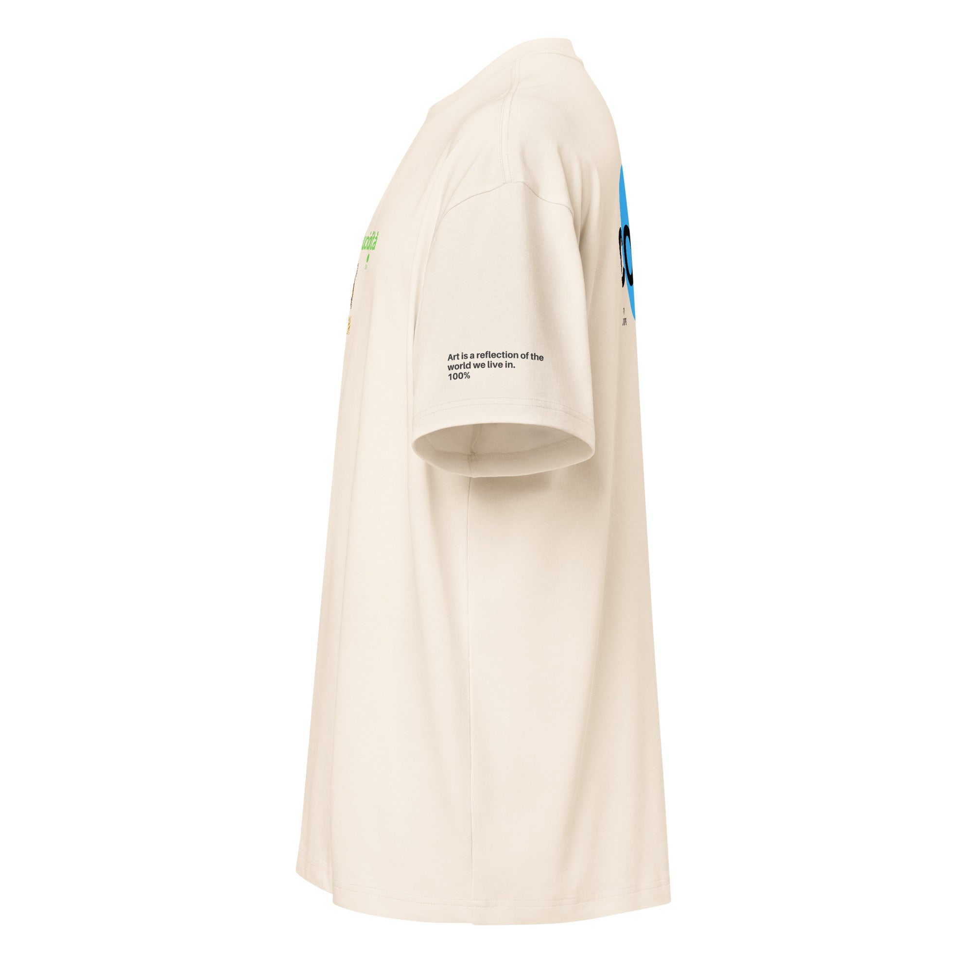 T-shirt oversize bianca con grafica streetwear a lato manica scritta nera messaggio forte alcolzerolucidità.