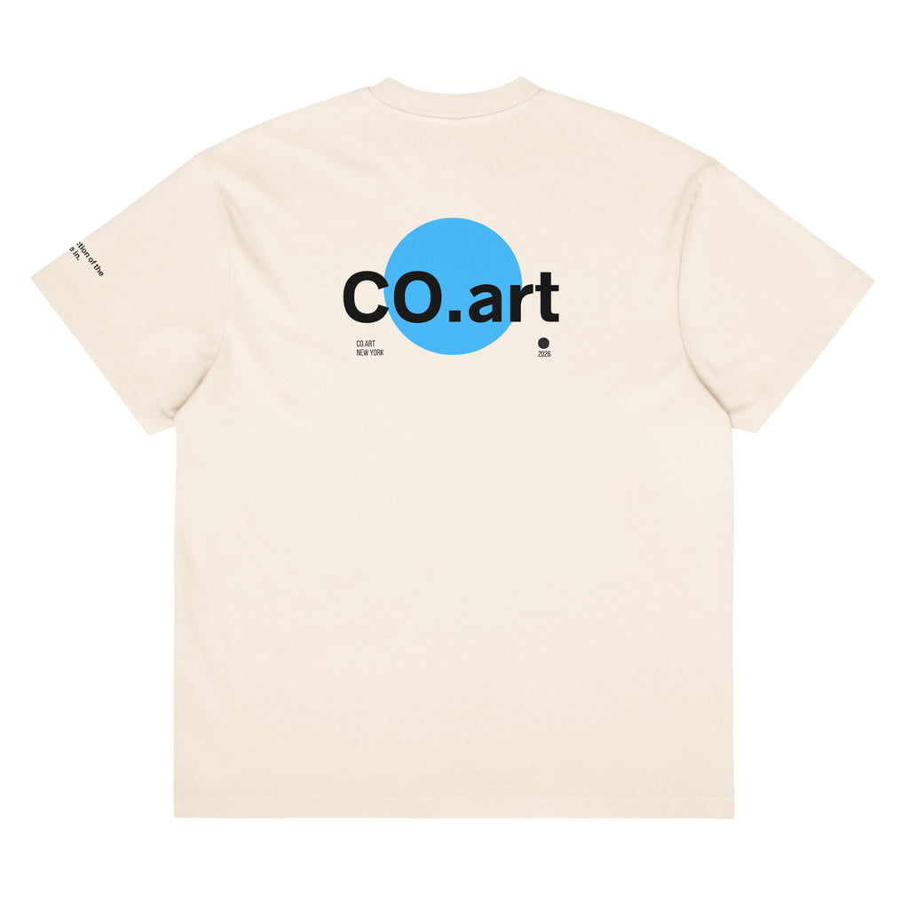 T-shirt streetwear oversize beige con grafica manifesto sul retro, cerchio blu e scritta nera "co.