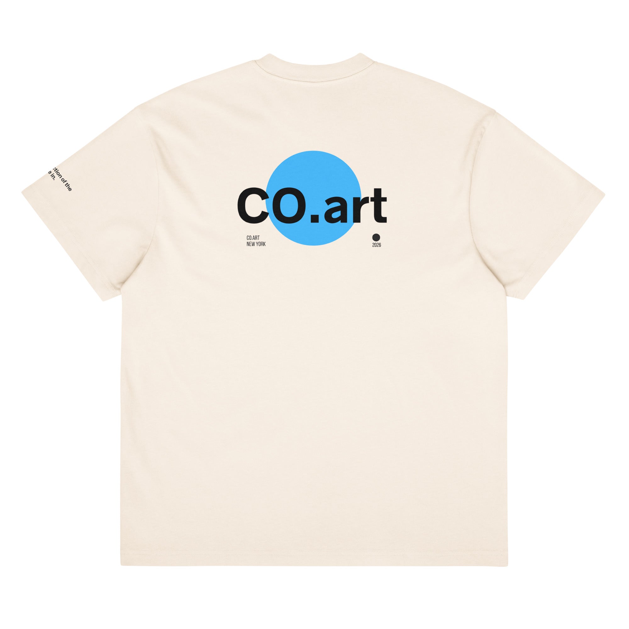 T-shirt streetwear oversize beige con grafica manifesto sul retro, cerchio blu e scritta nera "co.