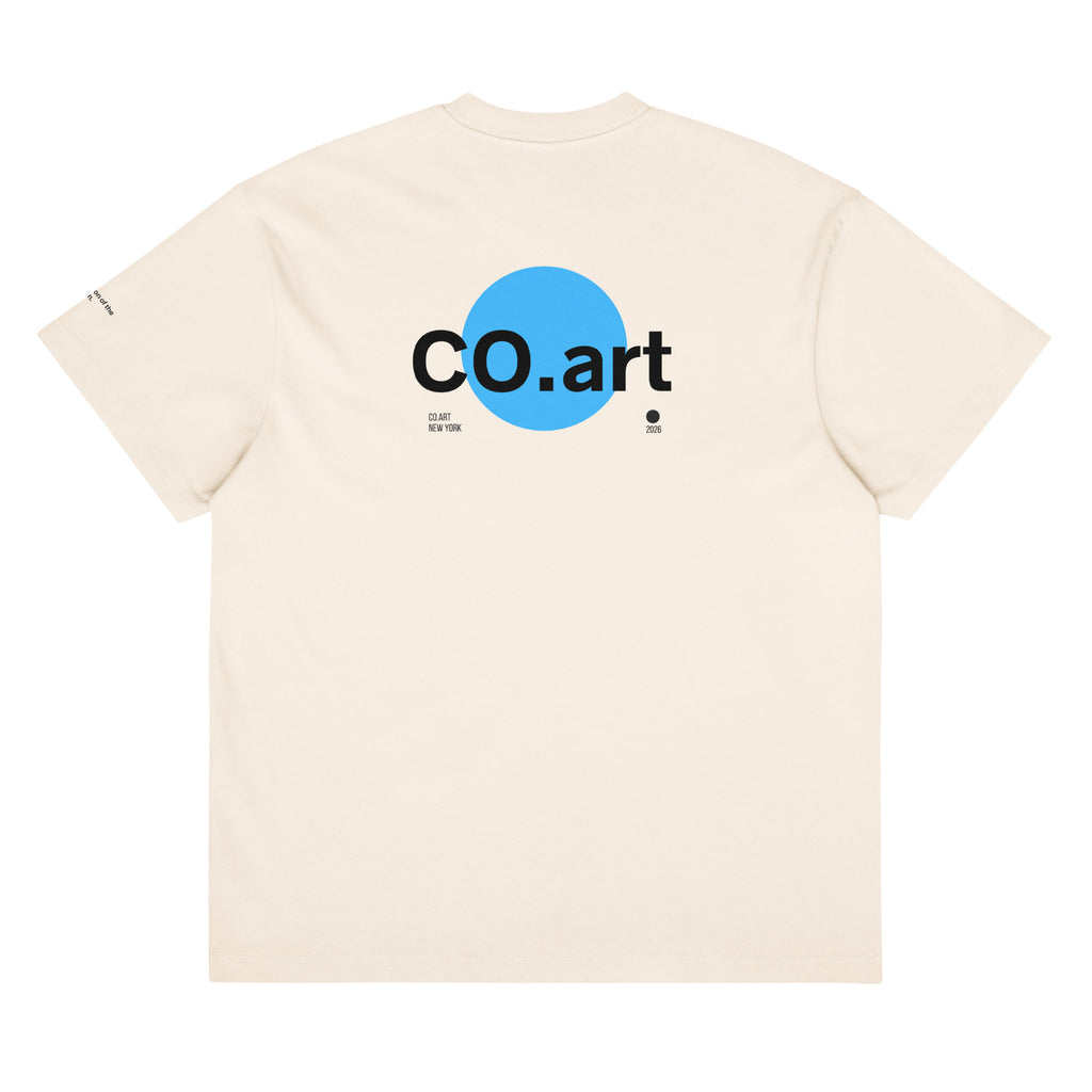 T-shirt streetwear oversize bianca vintage con grafica scritta azzurra "co.art" e messaggio forte sul retro.