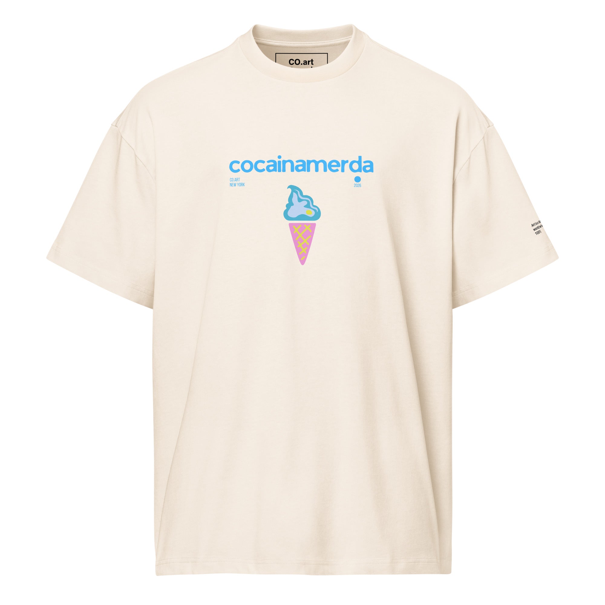T-shirt oversize bianca vintage con grafica streetwear azzurra "cocainamerda" e simbolo gelato rosa, messaggio forte.