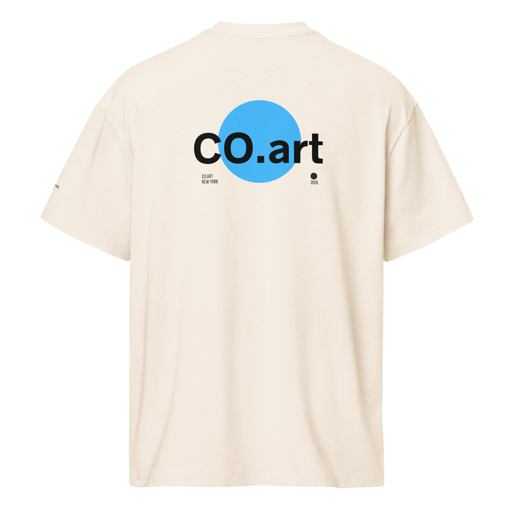 T-shirt oversize bianca con grafica streetwear sul retro, cerchio azzurro e testo nero "CO.