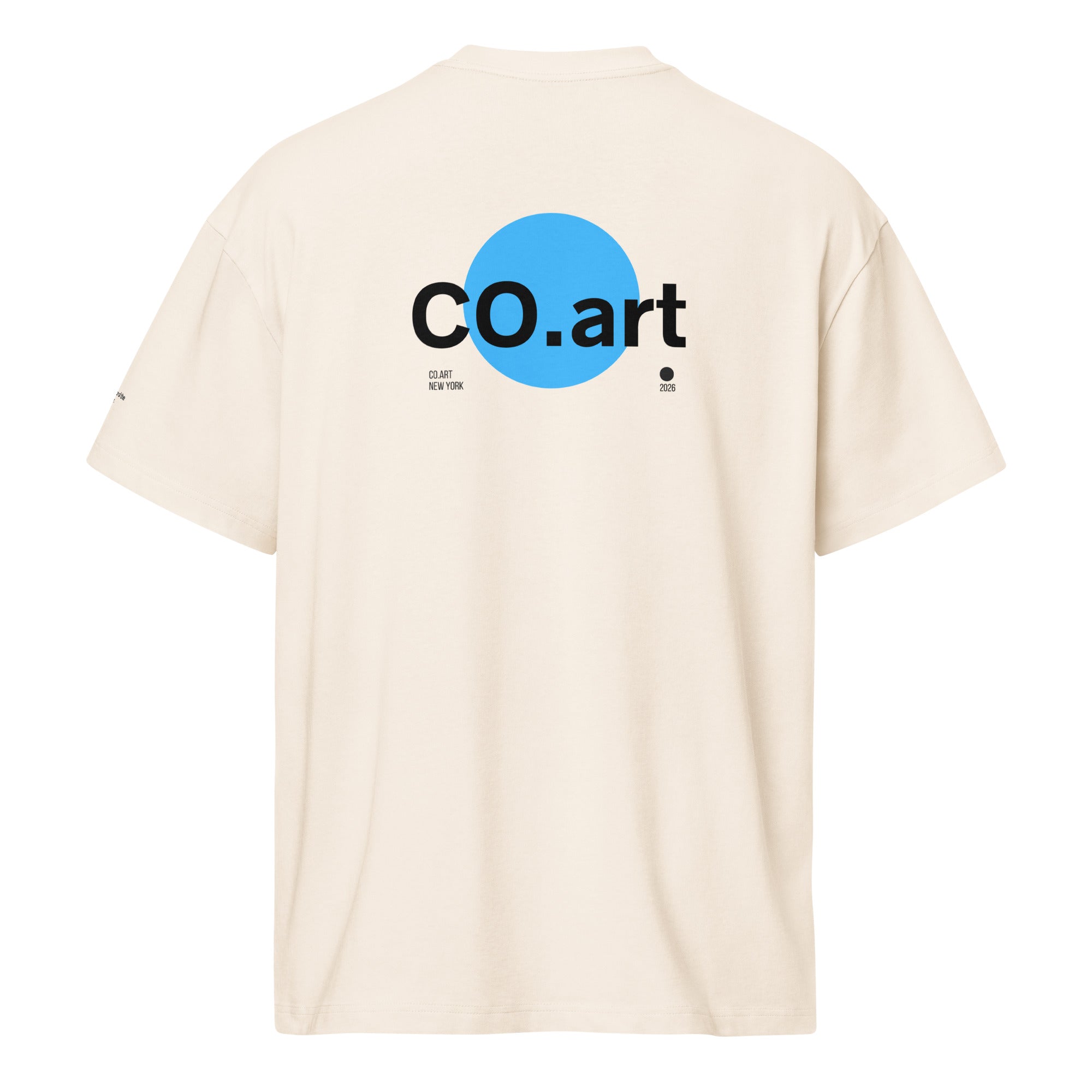 T-shirt oversize bianca con grafica streetwear sul retro, cerchio azzurro e testo nero "CO.