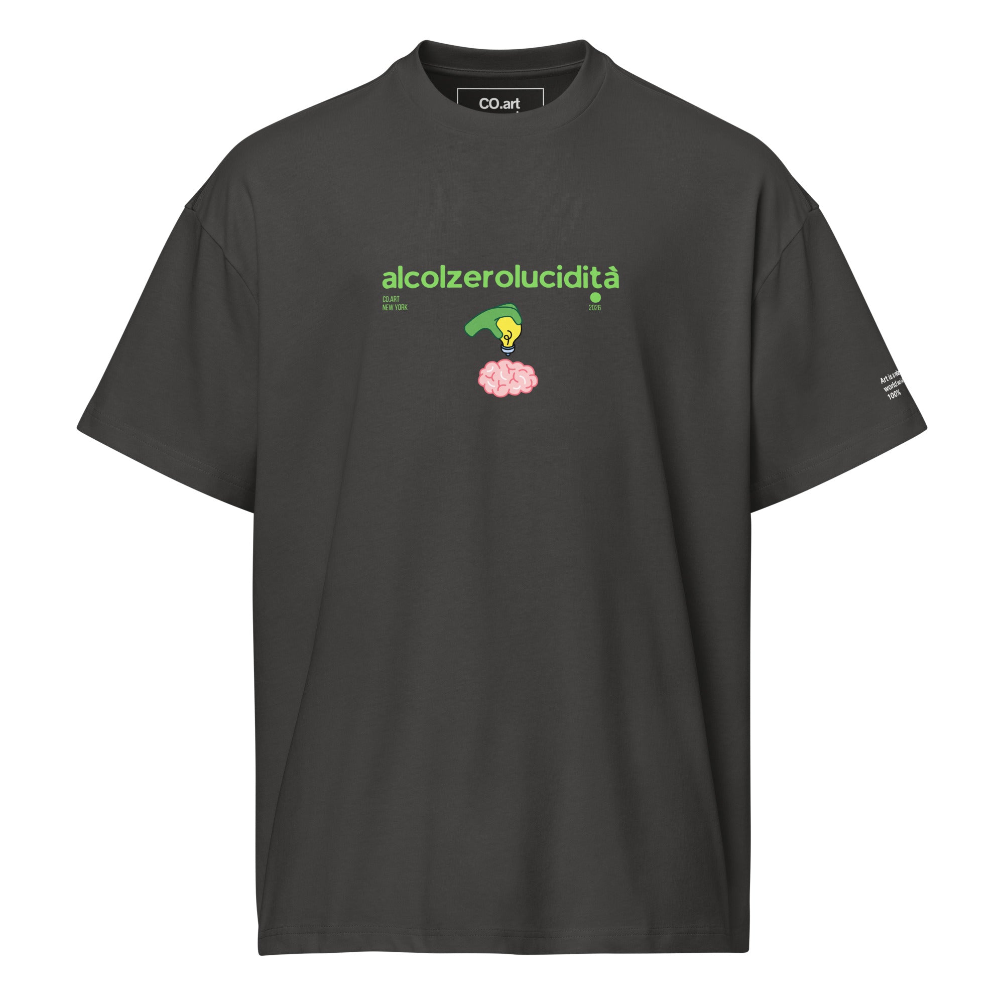 T-shirt streetwear oversize nera con scritta verde "alcolzerolucidità" e grafica di lampadina vintage rosa al centro, stile.