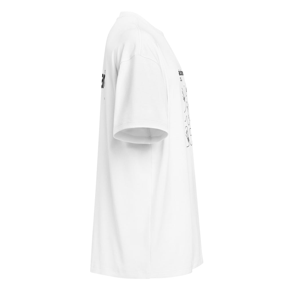 T-shirt oversize bianca streetwear con grafica manifesto e scritta nera "AlcolZeroLucidità" con lampadine stilizzate sul.