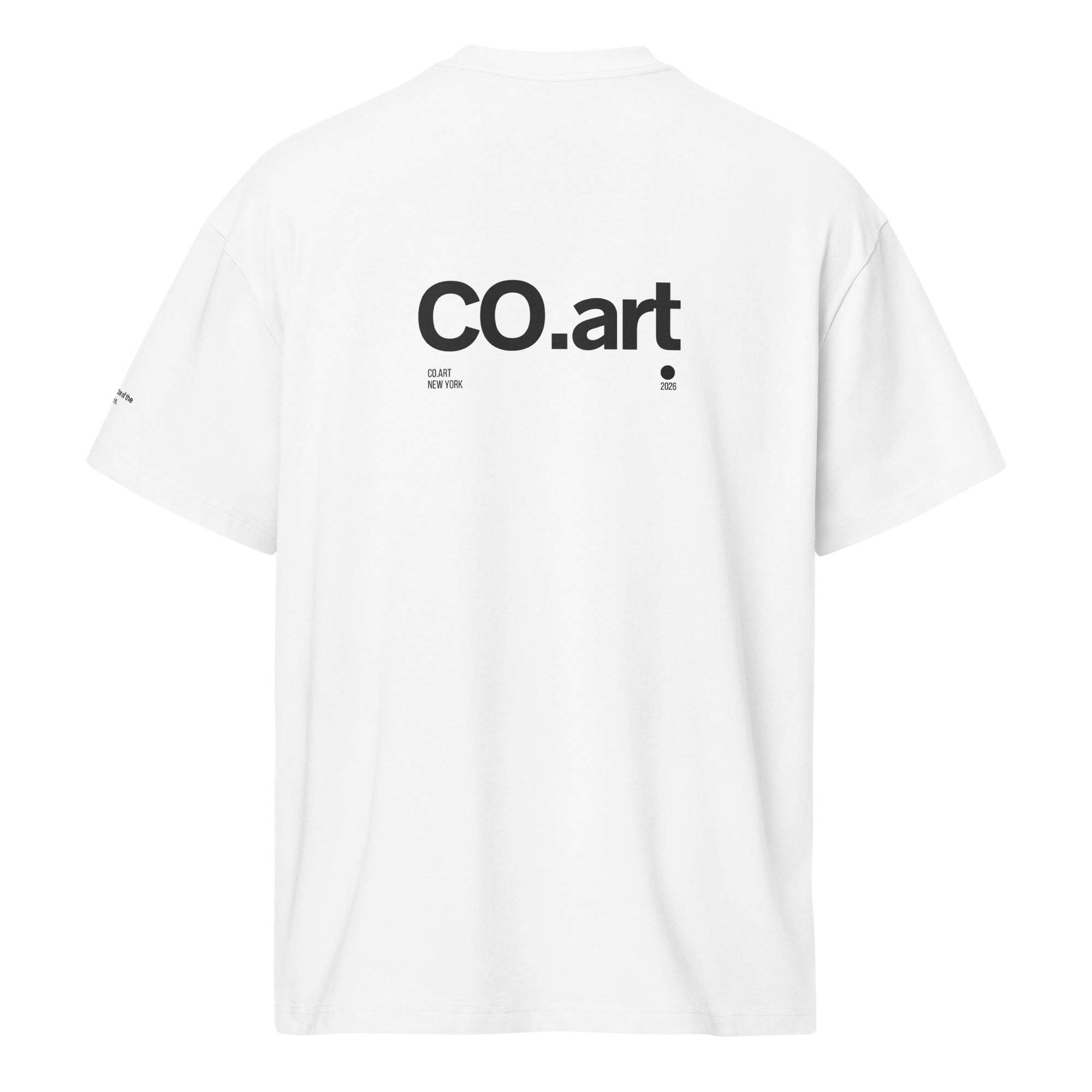 T-shirt streetwear oversize bianca con grafica nera CO.art e testo manifesto messaggio forte sul retro.