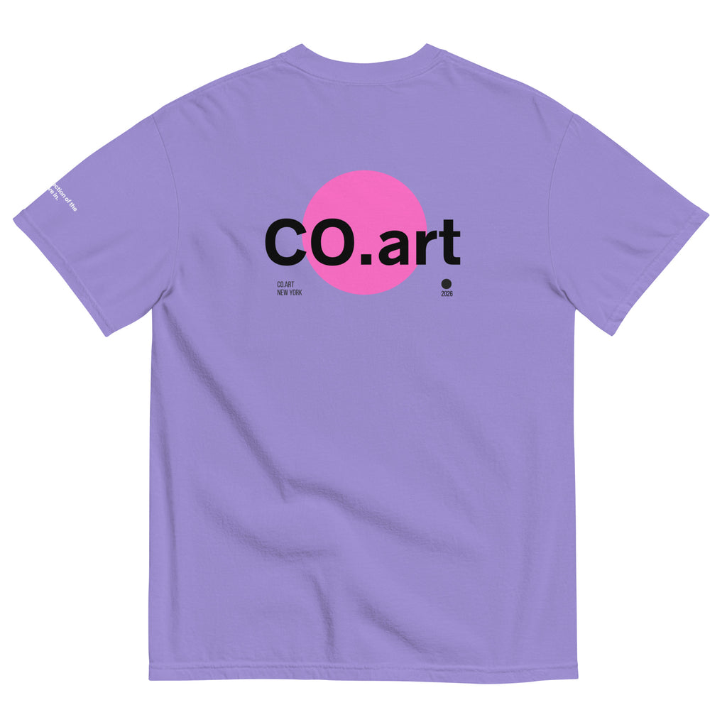 T-shirt lilla oversize unisex streetwear con grafica manifesto bianca e rosa, testo CO.art con messaggio forte sul retro.