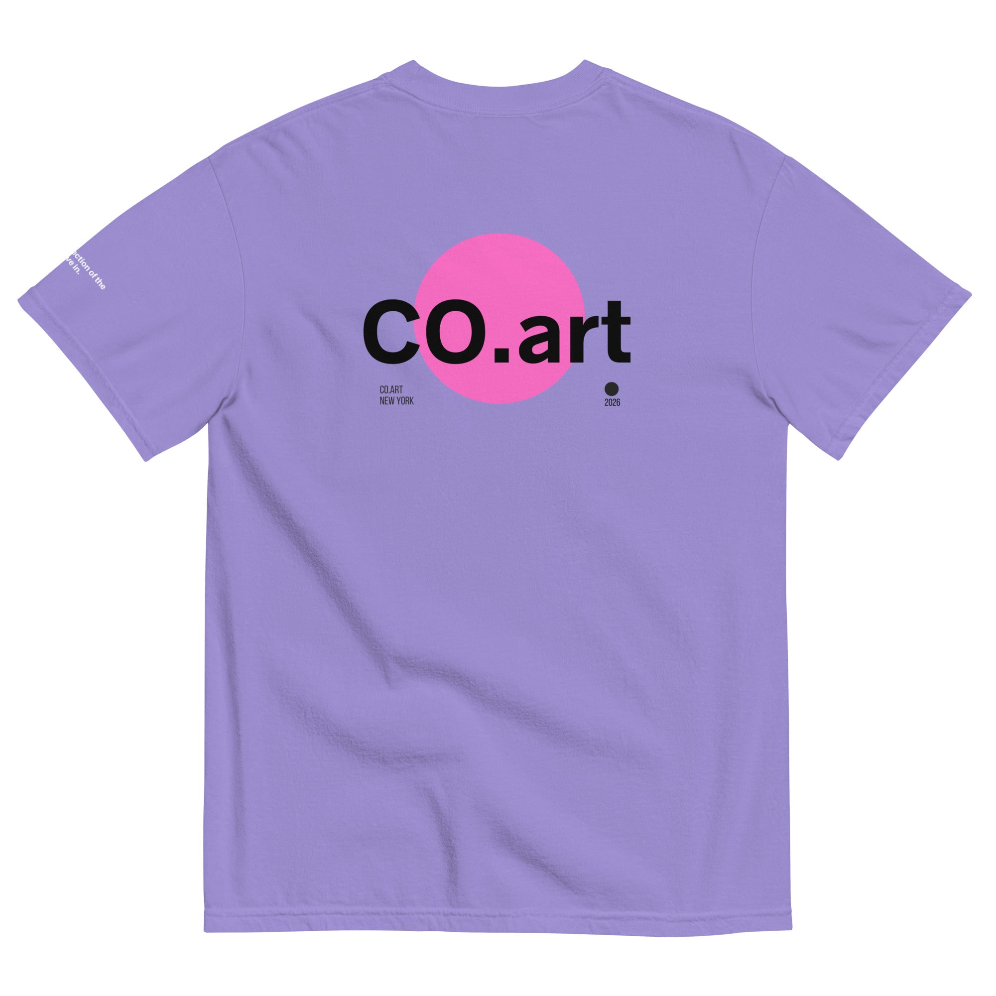 T-shirt lilla oversize unisex streetwear con grafica manifesto bianca e rosa, testo CO.art con messaggio forte sul retro.
