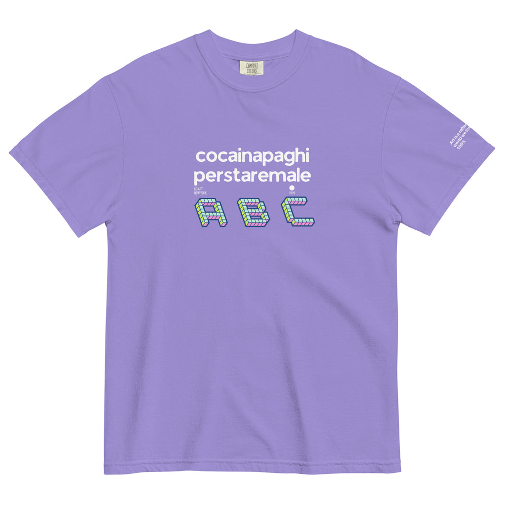 T-shirt lilla unisex streetwear con grafica bianca e testo manifesto "cocainapaghiperstaremale ABC" in stile forte e oversize.