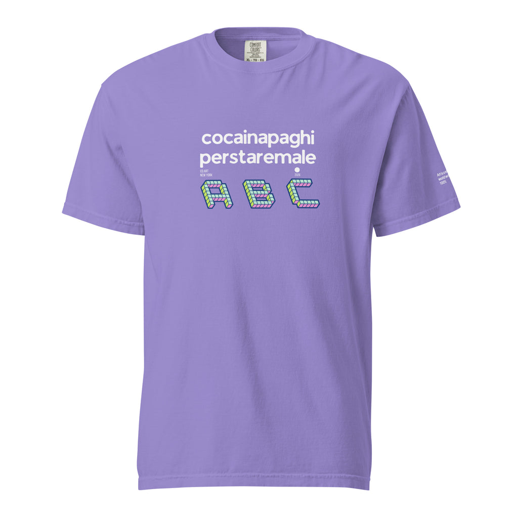 T-shirt lilla unisex con scritta bianca "cocainapaghiperstaremale" e grafica colorata ABC in stile streetwear messaggio.