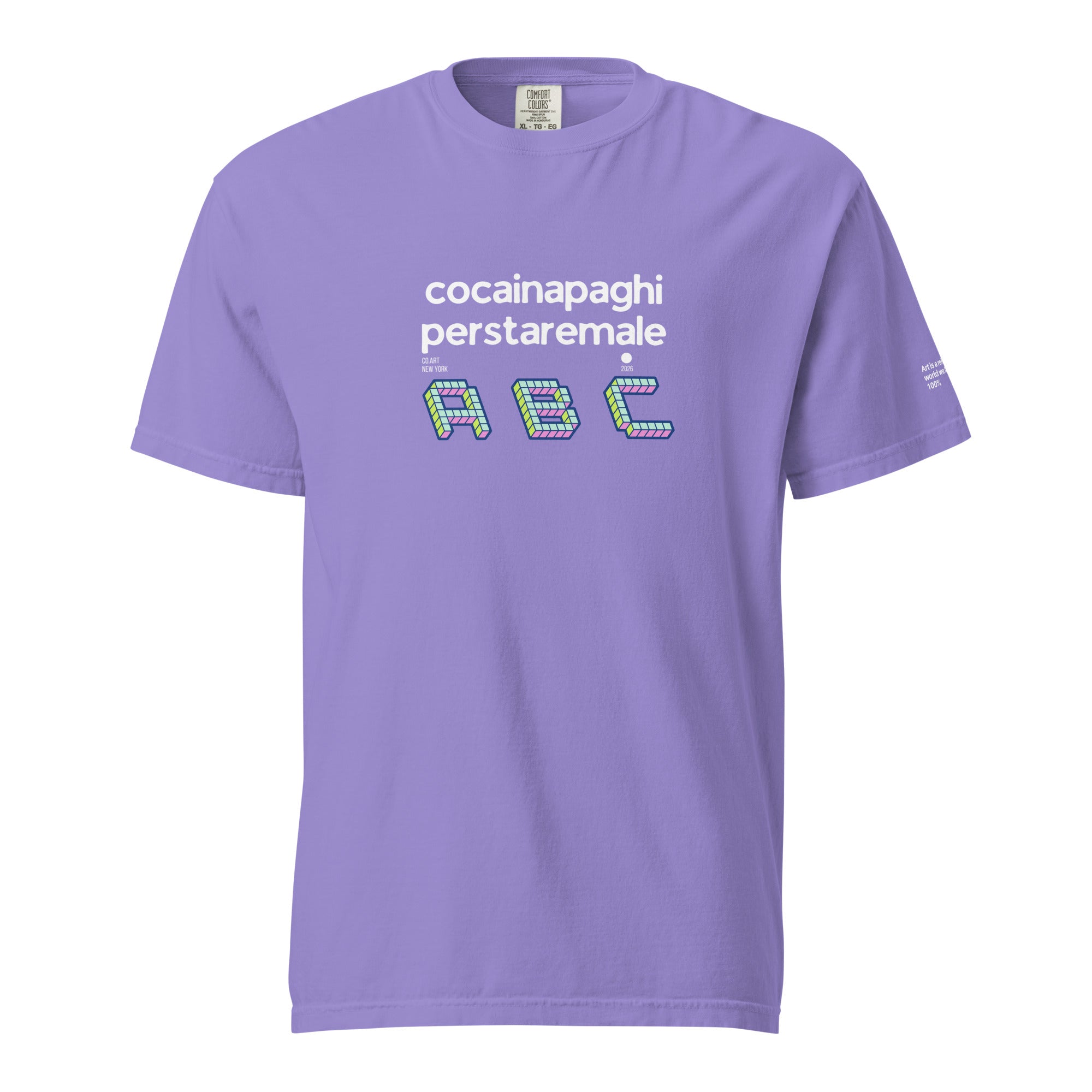 T-shirt lilla unisex con scritta bianca "cocainapaghiperstaremale" e grafica colorata ABC in stile streetwear messaggio.