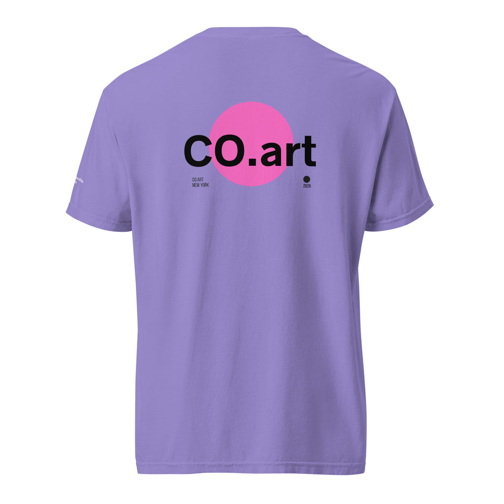 T-shirt lilla unisex con grafica streetwear sulla schiena, grande cerchio rosa e scritta nera "co.