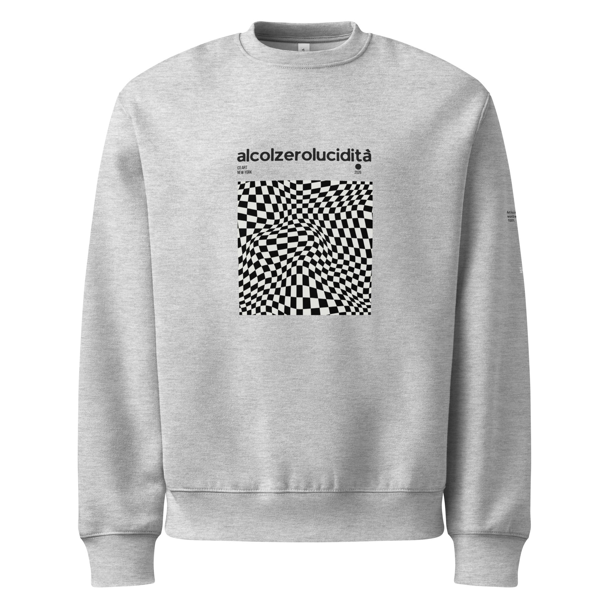 Felpa girocollo grigia oversized con scritta nera "alcolzerolucidità" e grafica a scacchiera distorta, stile streetwear.
