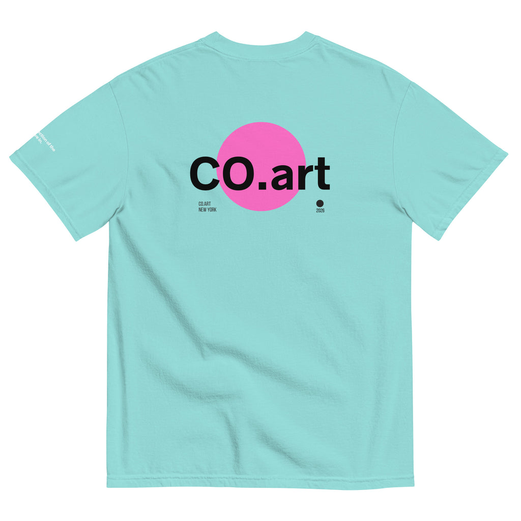 Maglietta unisex streetwear azzurro lagoon con grafica manifesto "co.art" in nero su cerchio rosa acceso, stile oversize.
