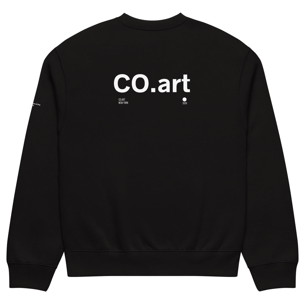 Felpa nera girocollo oversized con scritta bianca "CO.art" sul retro, stile streetwear grafica manifesto messaggio forte.