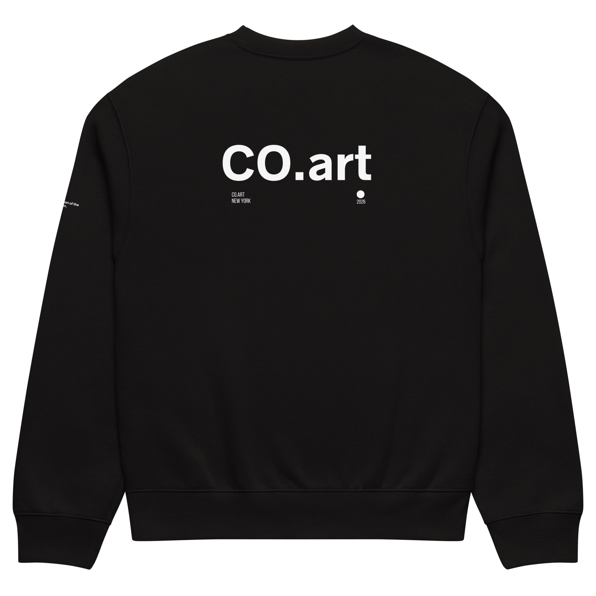 Felpa nera girocollo oversized con scritta bianca "CO.art" sul retro, stile streetwear grafica manifesto messaggio forte.