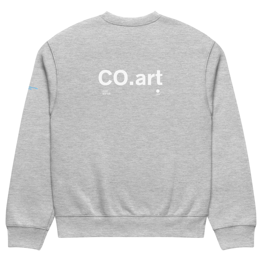 Felpa girocollo oversize grigia con scritta blu virtuale "co.art" sul retro, stile streetwear grafica manifesto messaggio.