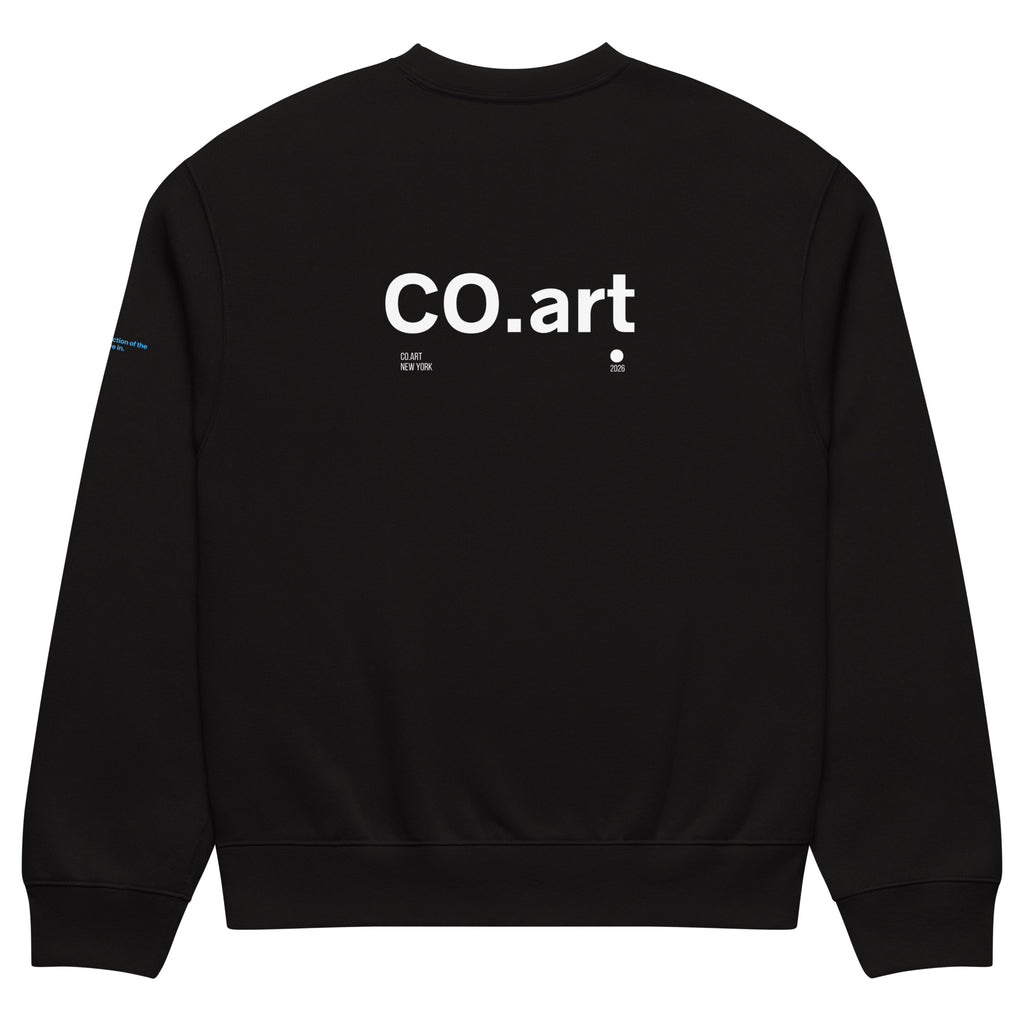 Felpa nera oversize streetwear con scritta bianca "co.art" e dettagli grafici blu, stile manifesto moderno.