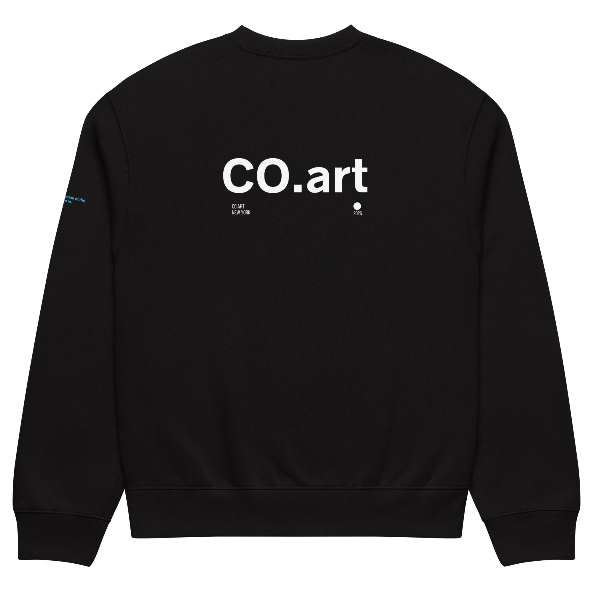 Felpa nera oversize streetwear con scritta bianca "co.art" e dettagli grafici blu, stile manifesto moderno.