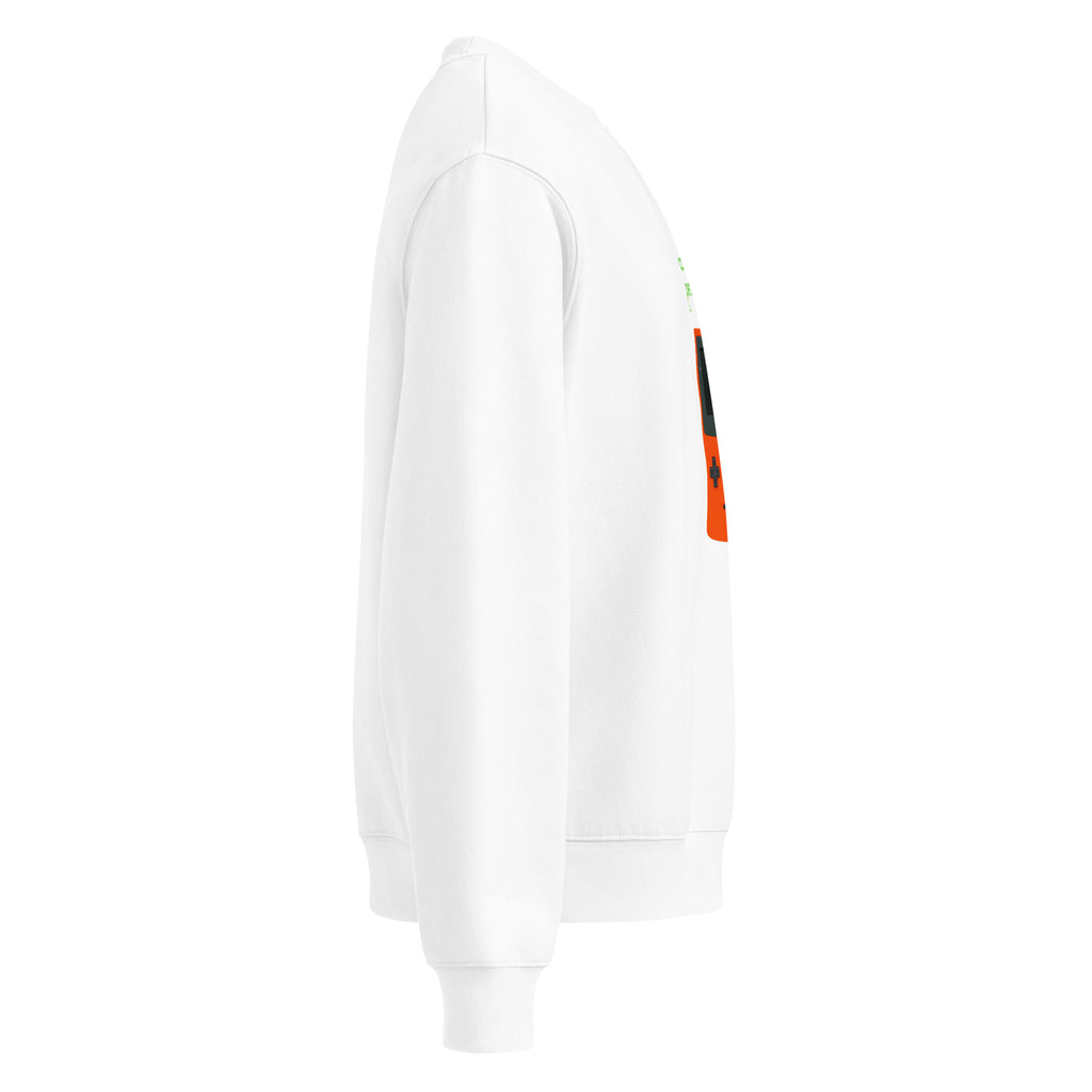 Felpa girocollo oversized bianca con grafica fronte violenta a colori e testo manifesto messaggio forte streetwear.