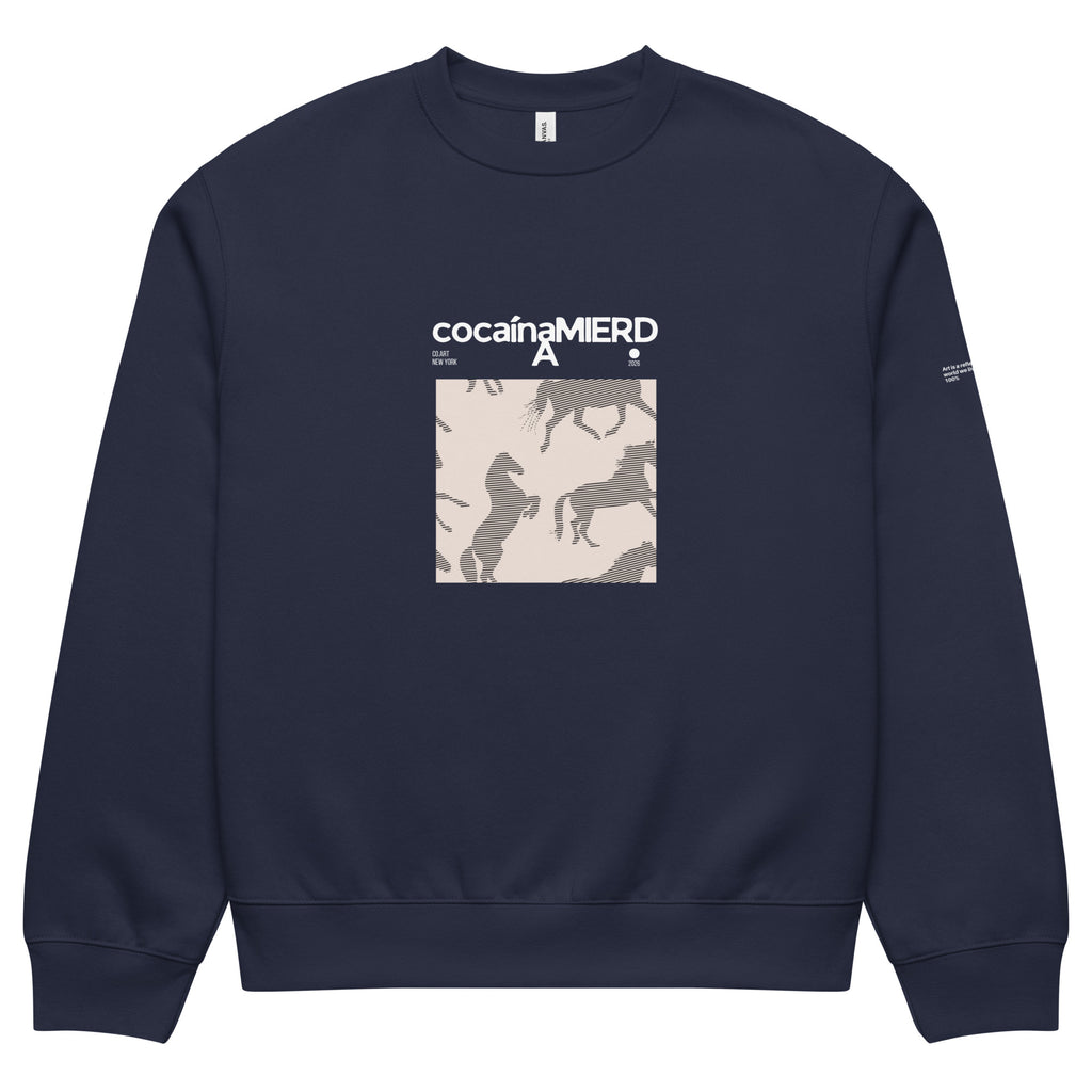 Felpa girocollo navy oversized con scritta bianca "CocaínaMIERDA" e grafica manifesto con cavalli tono su tono, streetwear.