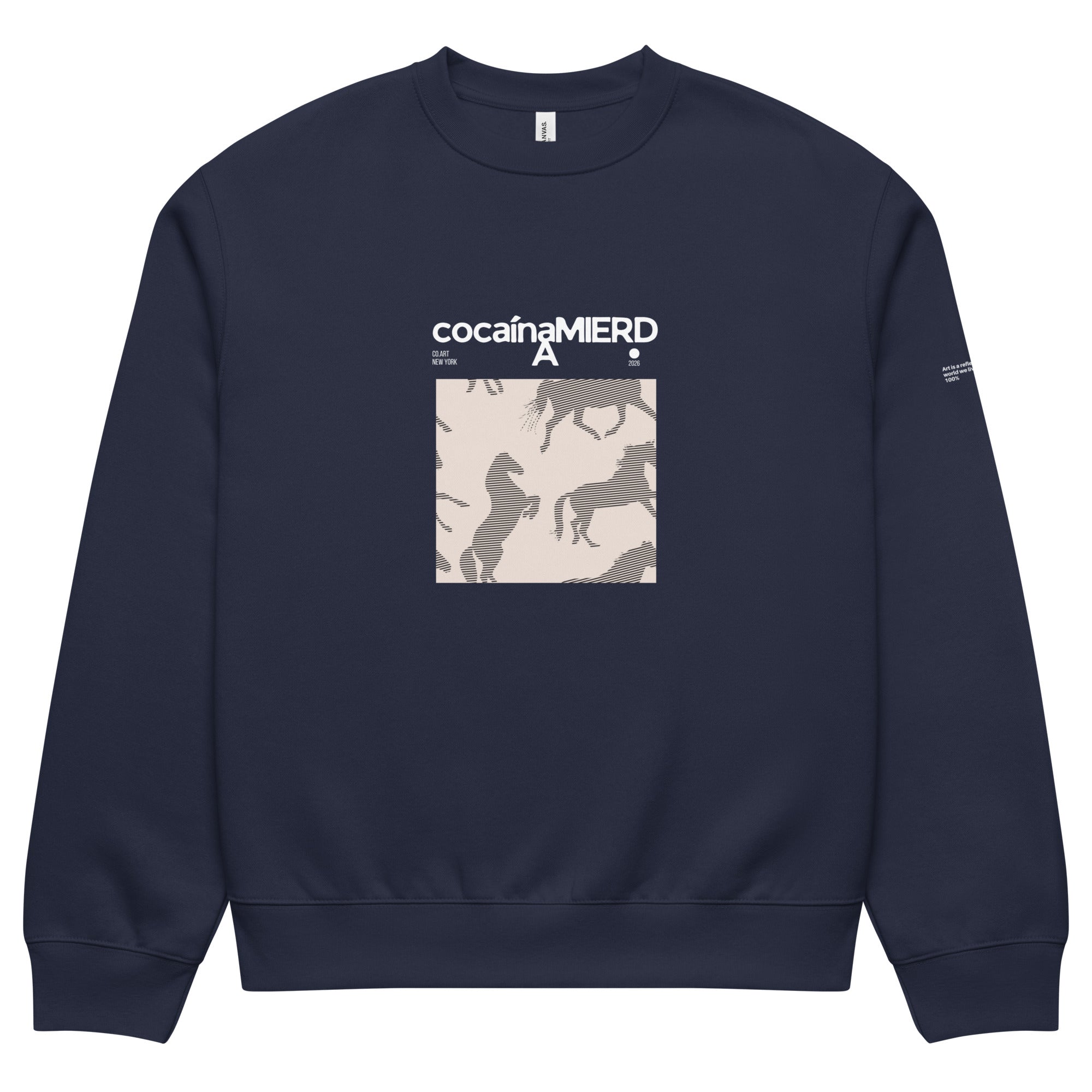 Felpa girocollo navy oversized con scritta bianca "CocaínaMIERDA" e grafica manifesto con cavalli tono su tono, streetwear.