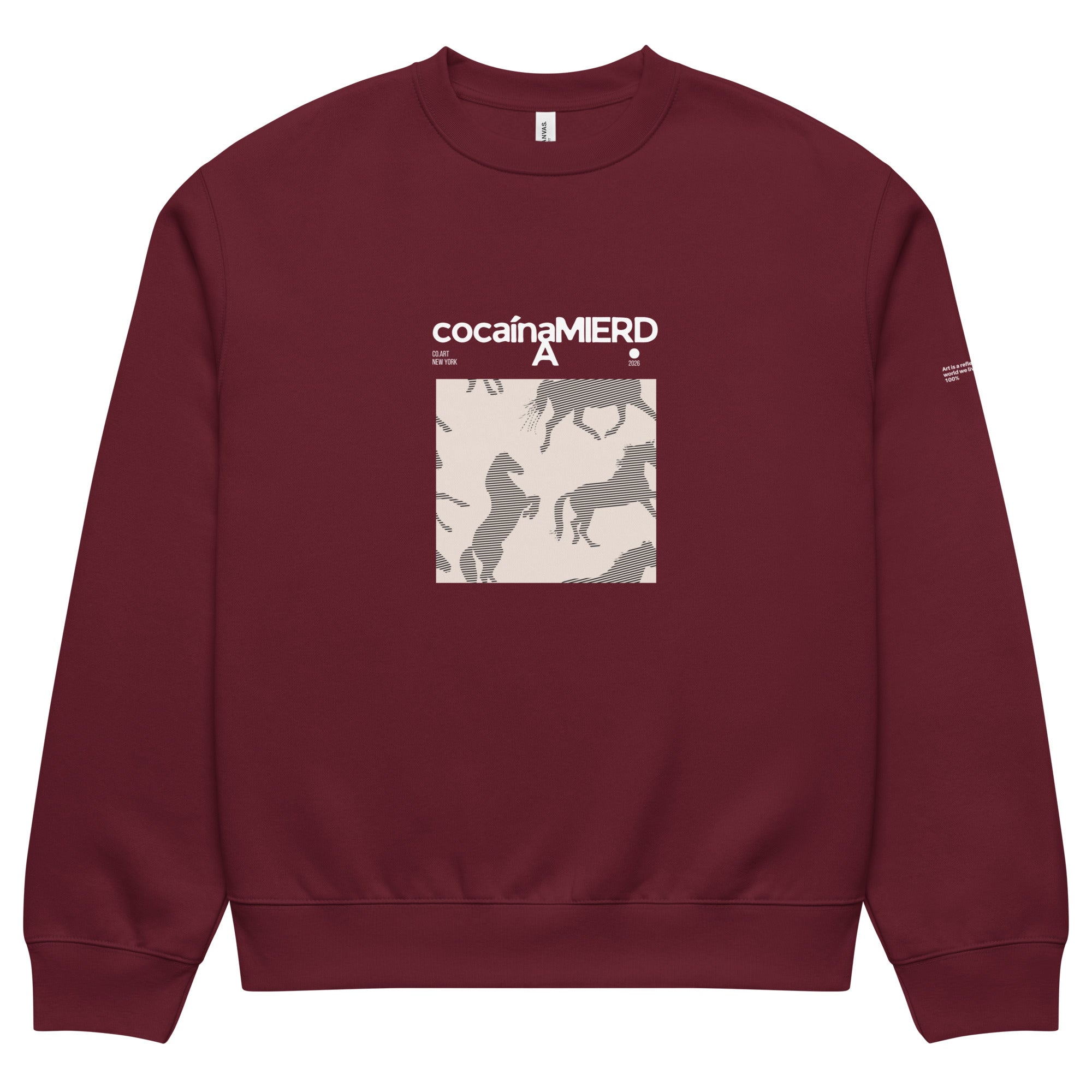 Felpa girocollo oversized granata con scritta bianca "CocaínaMIERDA" sopra grafica manifesto con cavalli in stile streetwear .