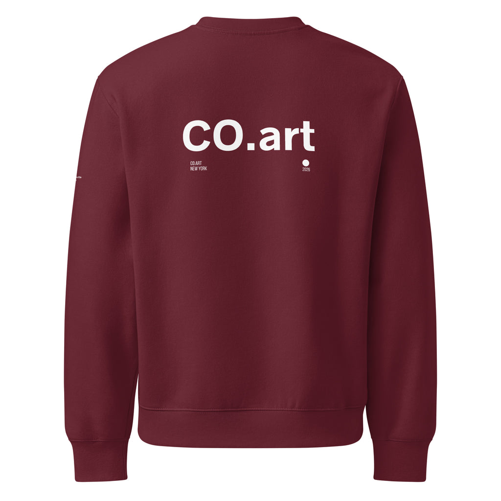 Felpa oversized granata con scritta bianca "CO.art" sul retro, design streetwear grafica manifesto messaggio forte, stile.