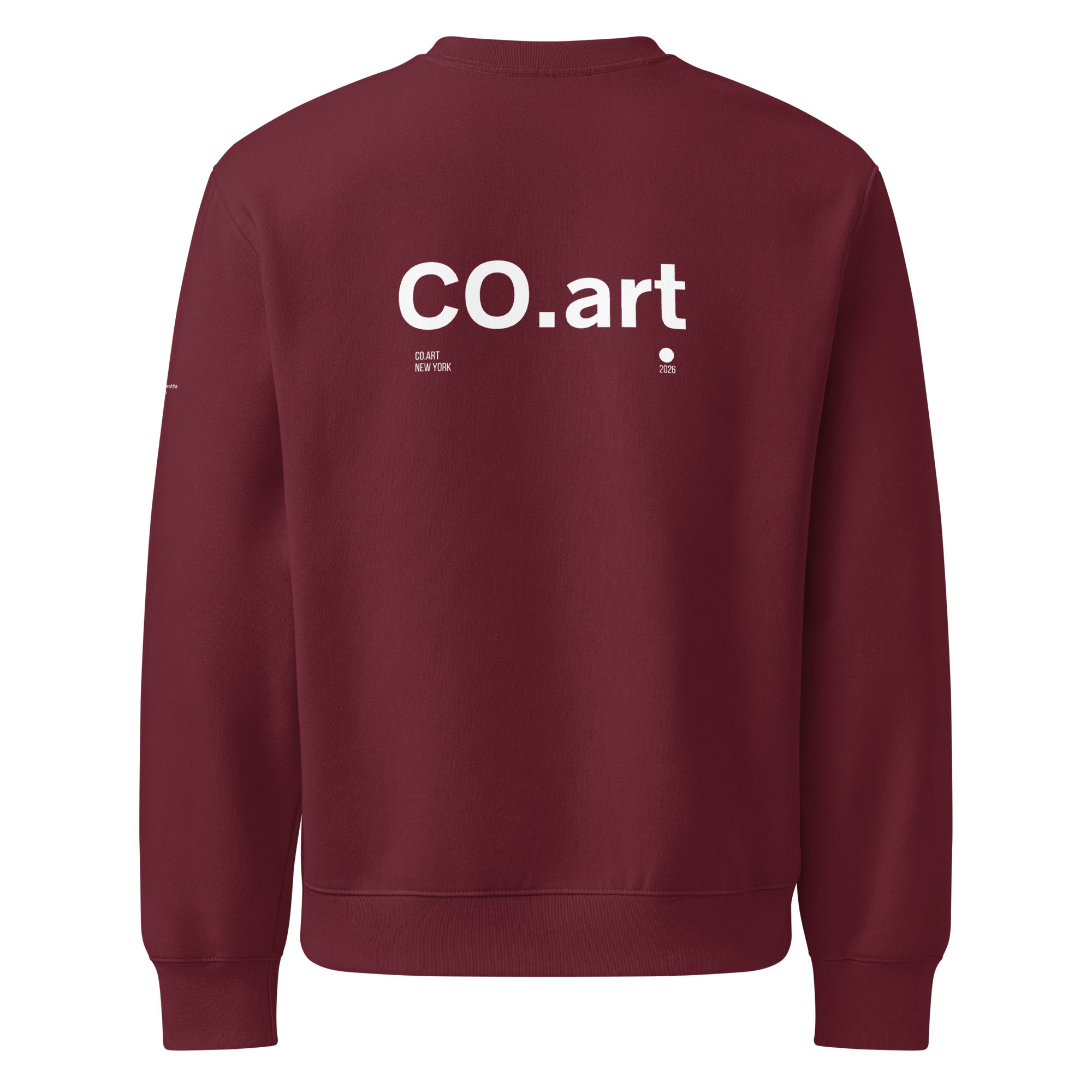 Felpa oversized granata con scritta bianca "CO.art" sul retro, design streetwear grafica manifesto messaggio forte, stile.