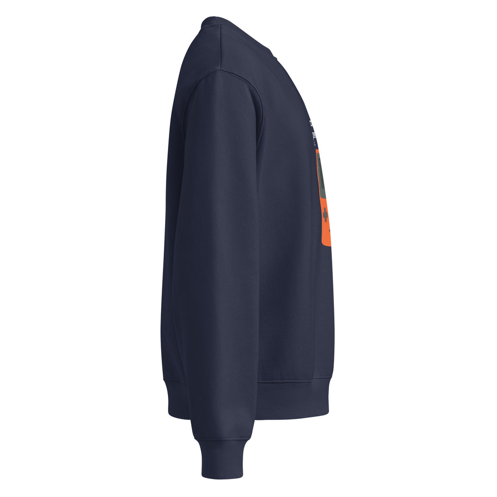 Felpa oversize navy streetwear con grafica manifesto arancione e scritta bianca forte sul davanti, stile unisex.