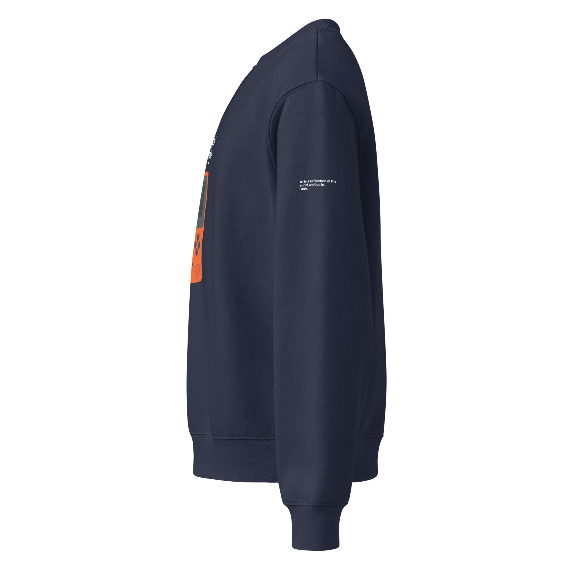 Felpa oversized navy con scritta bianca sulla manica, stile streetwear con grafica manifesto e messaggio forte.