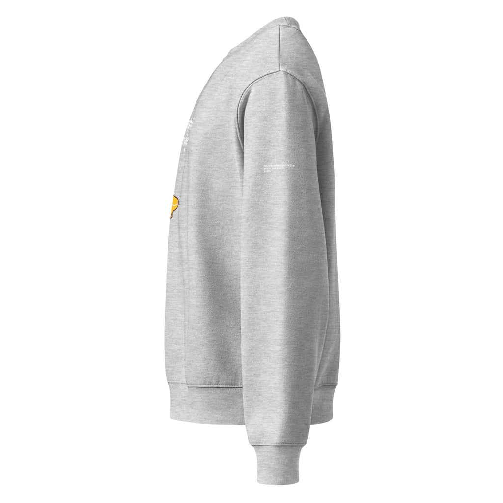Felpa girocollo oversized grigia con stampa bianca e gialla laterale, stile streetwear grafica manifesto messaggio forte.