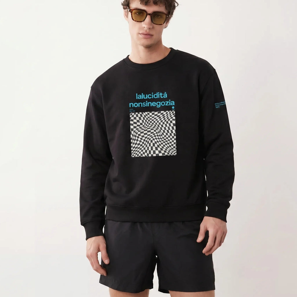 Felpa nero streetwear oversized con grafica manifesto a scacchi bianchi e testo blu "lalucidità nonsi negozia" sul petto e.