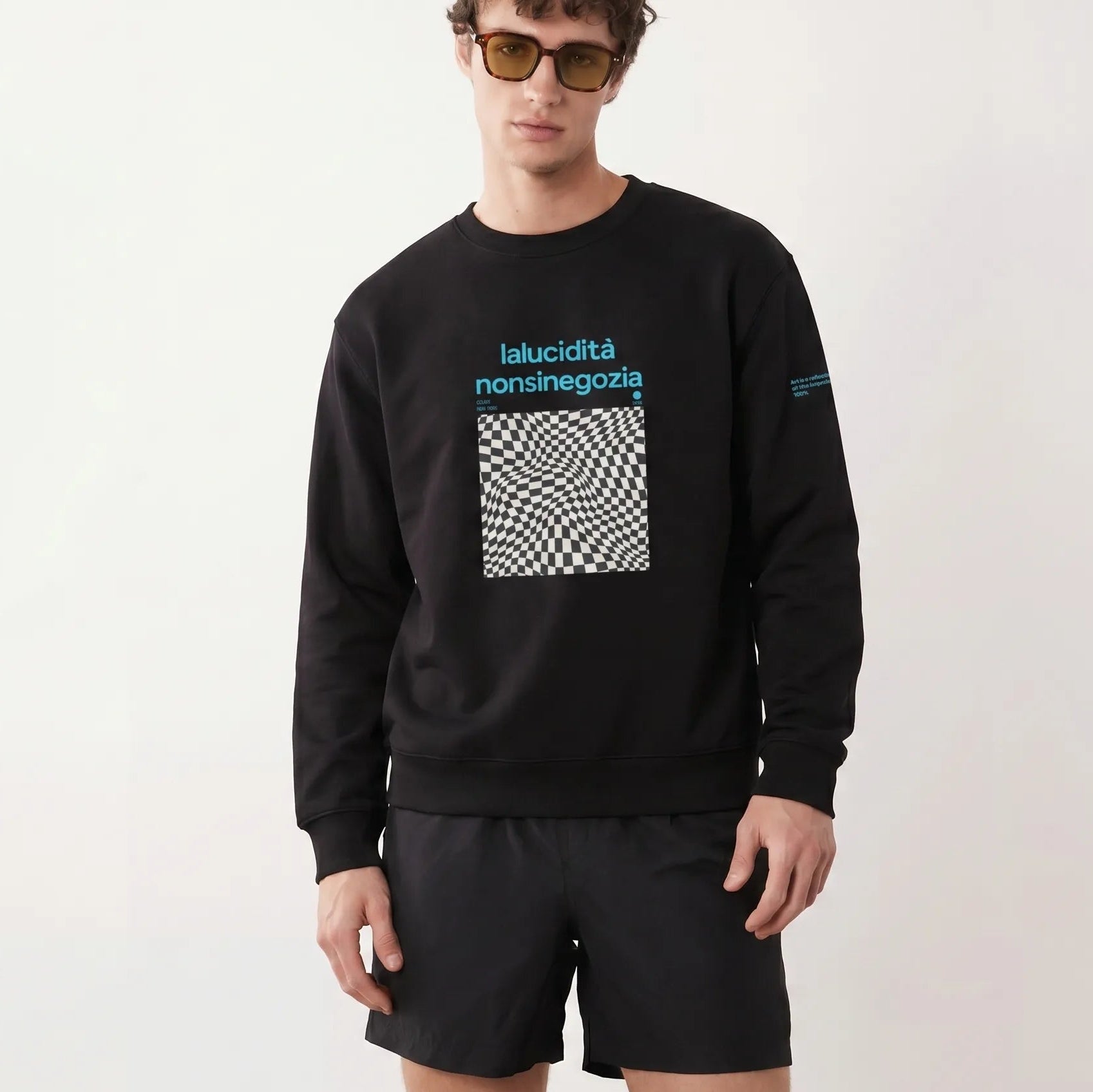 Felpa nero streetwear oversized con grafica manifesto a scacchi bianchi e testo blu "lalucidità nonsi negozia" sul petto e.
