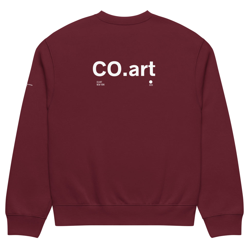 Felpa girocollo oversize granata con grafica bianca "CO.art" e dettagli minimal, stile streetwear manifesto messaggio forte.