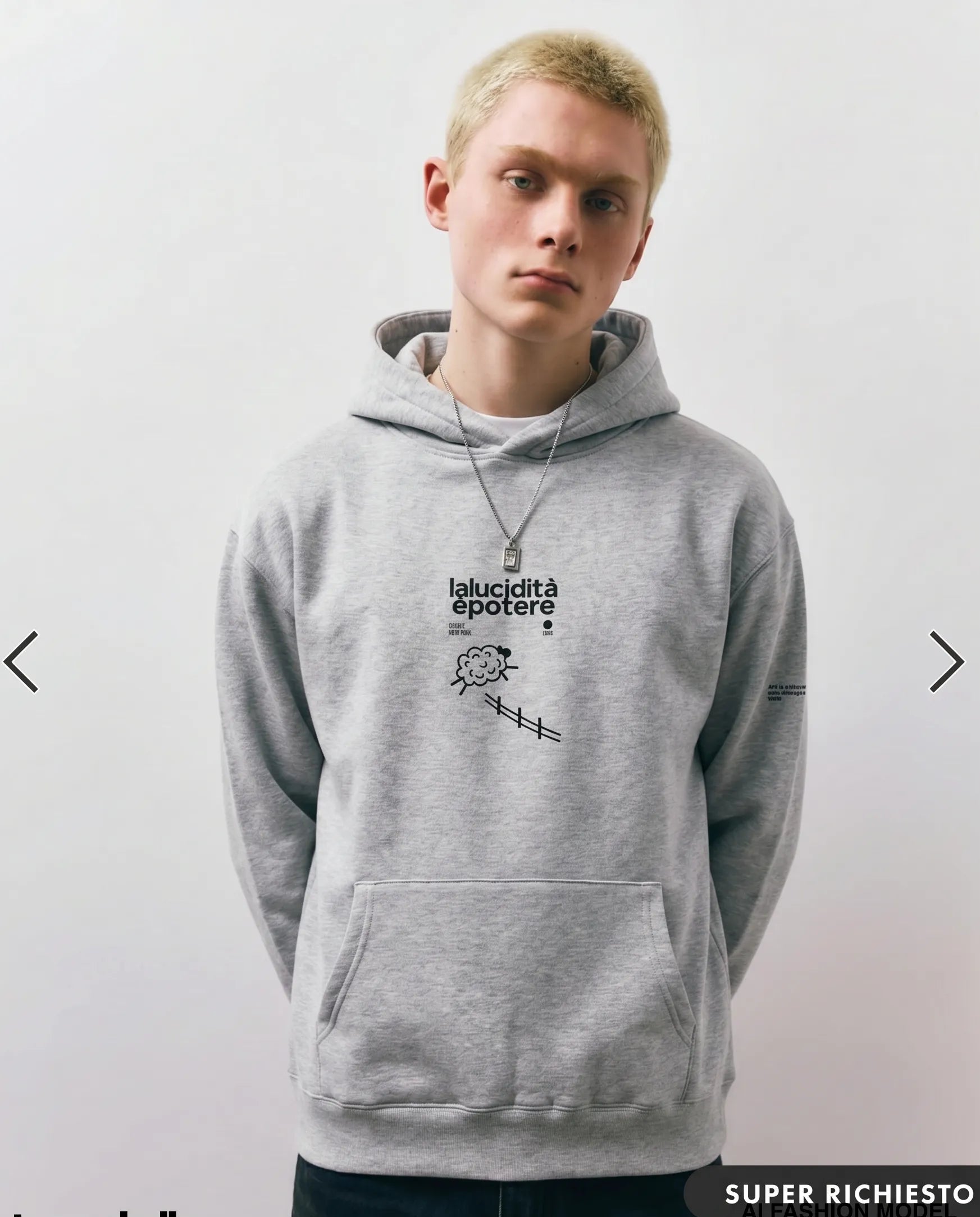 Felpa con cappuccio oversized grigia in cotone con grafica nera "laluciditàèpotere" e pecora, stile streetwear con messaggio .