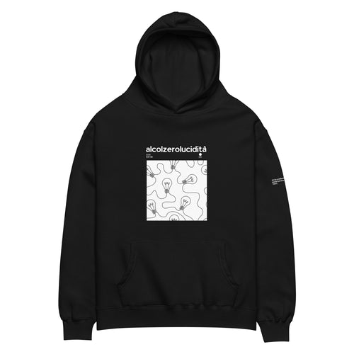 Felpa hoodie nera oversized unisex con grafica in bianco "alcolzerolucidità" e manifesto minimalista con lampadine, stile.