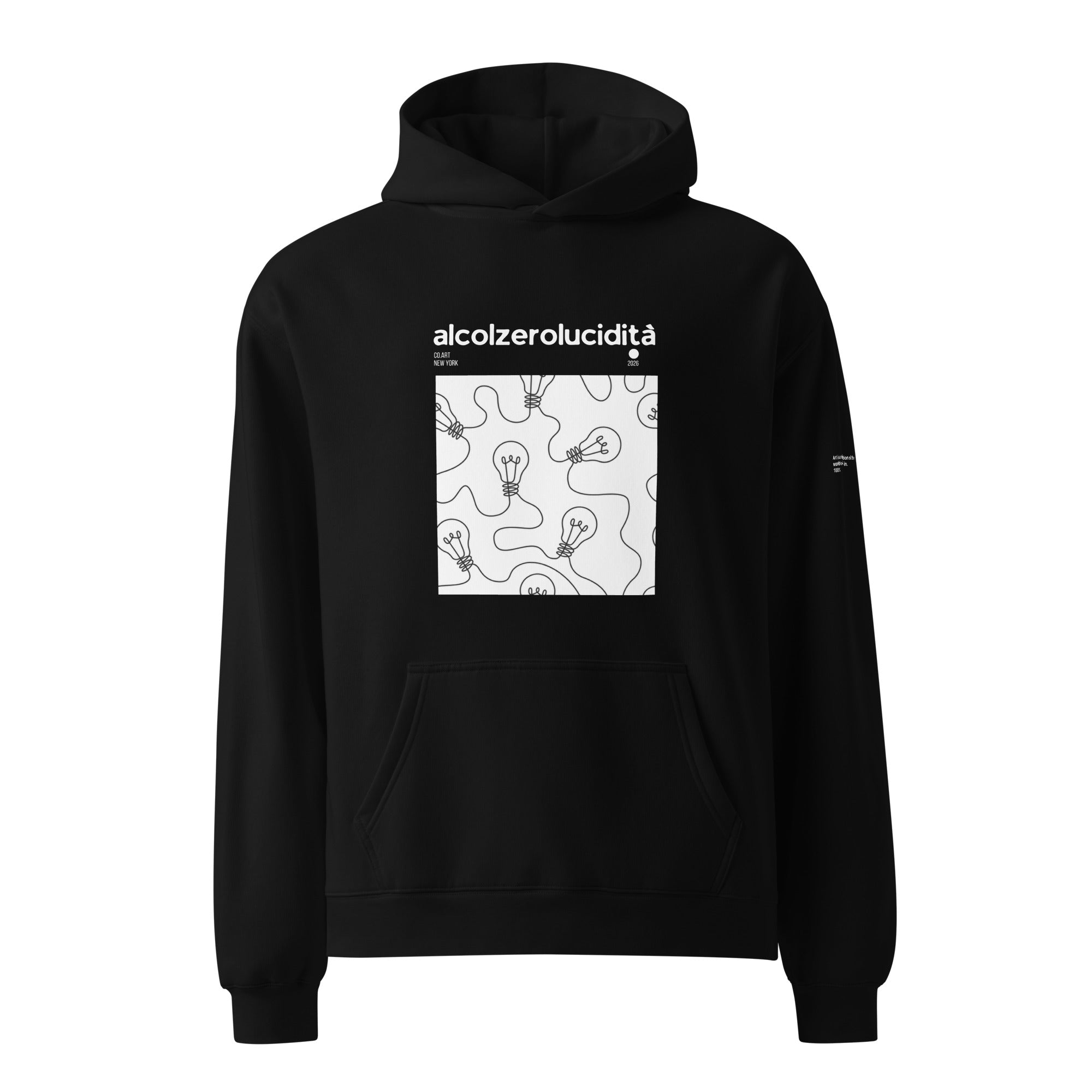 Felpa nera oversized unisex con cappuccio, grafica bianca minimalista a lampadine e scritta "alcolzerolucidità" sopra, stile .