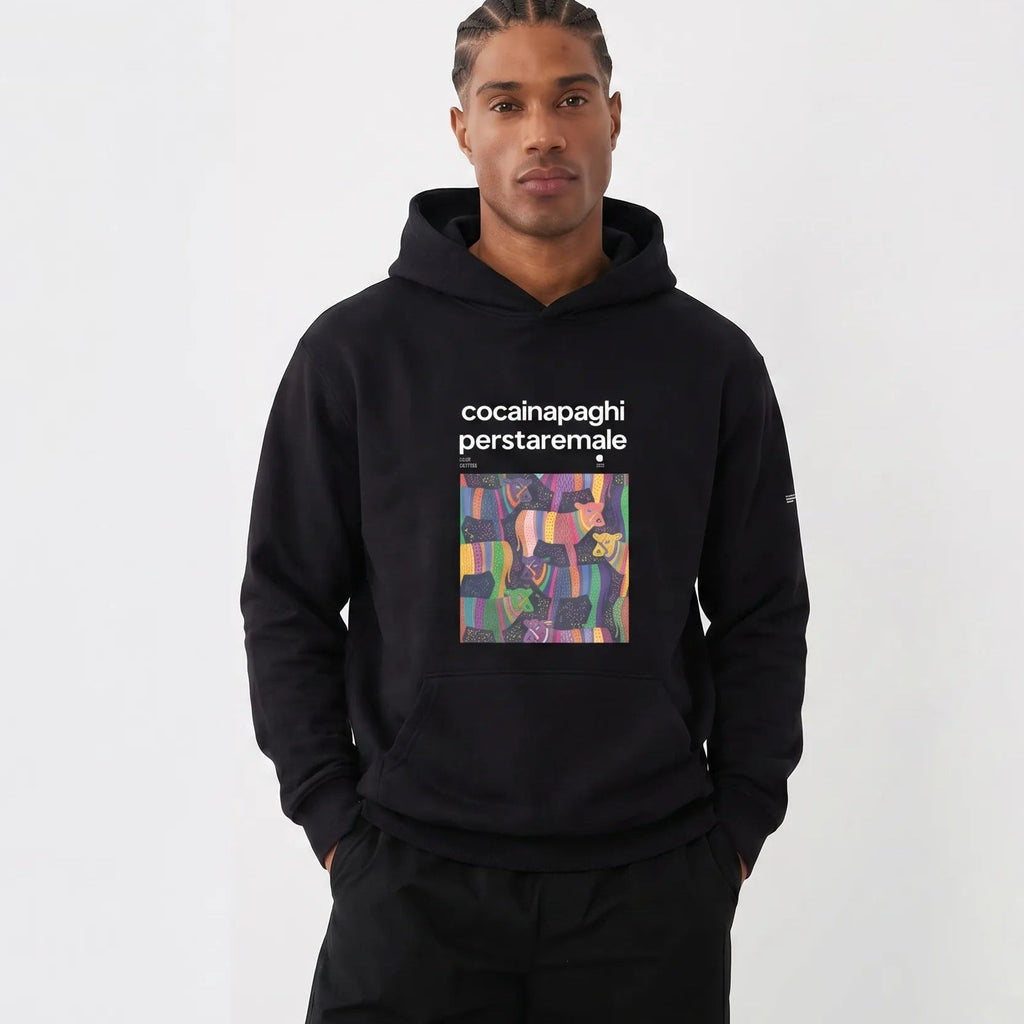 Felpa nera oversized unisex streetwear con cappuccio, scritta bianca "cocainapaghiperstaremale" sopra grafica manifesto.