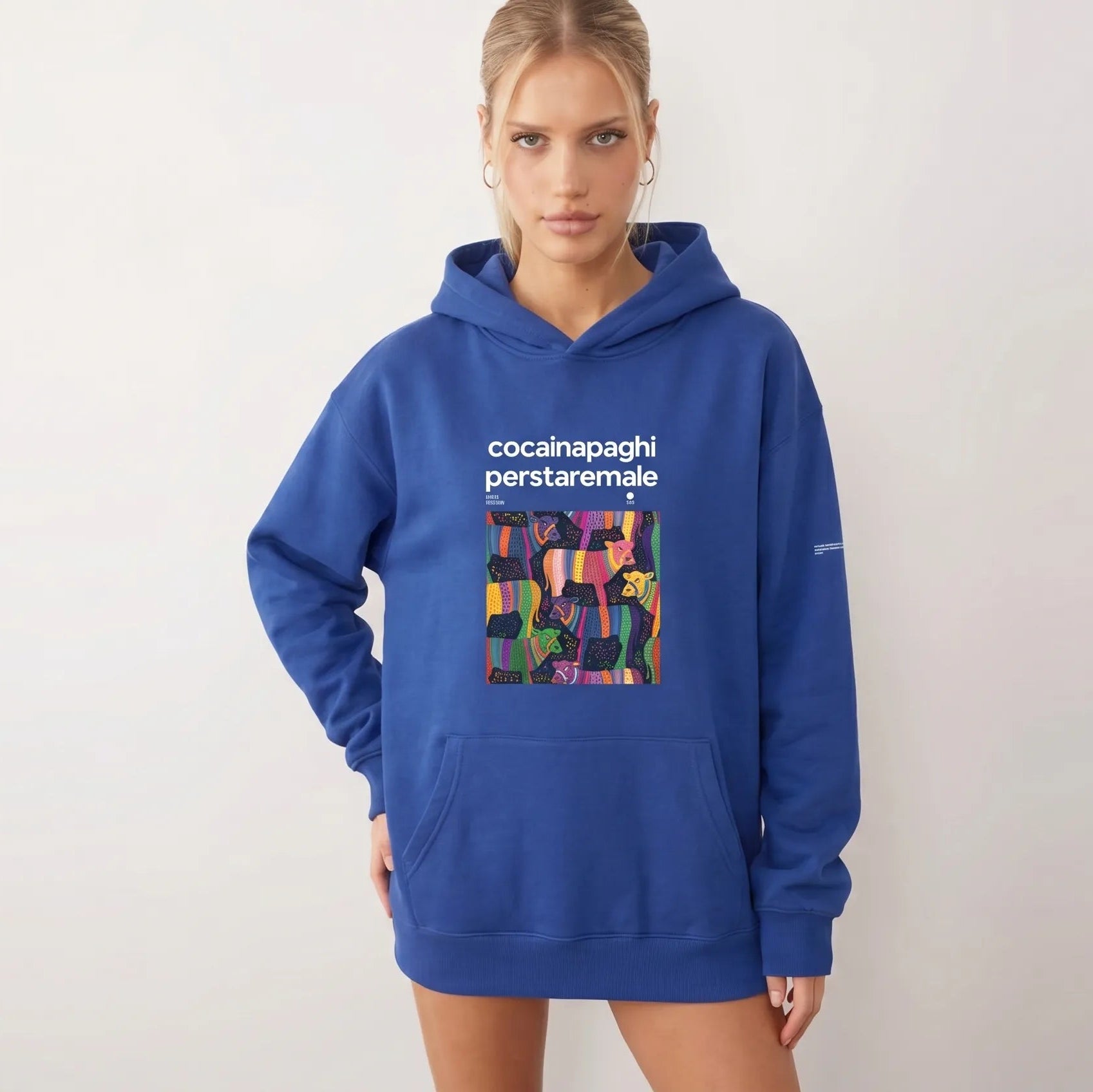 Felpa oversize blu cobalto unisex con cappuccio, scritta bianca "cocainapaghiperstaremale" sopra grafica colorata di mucche, .
