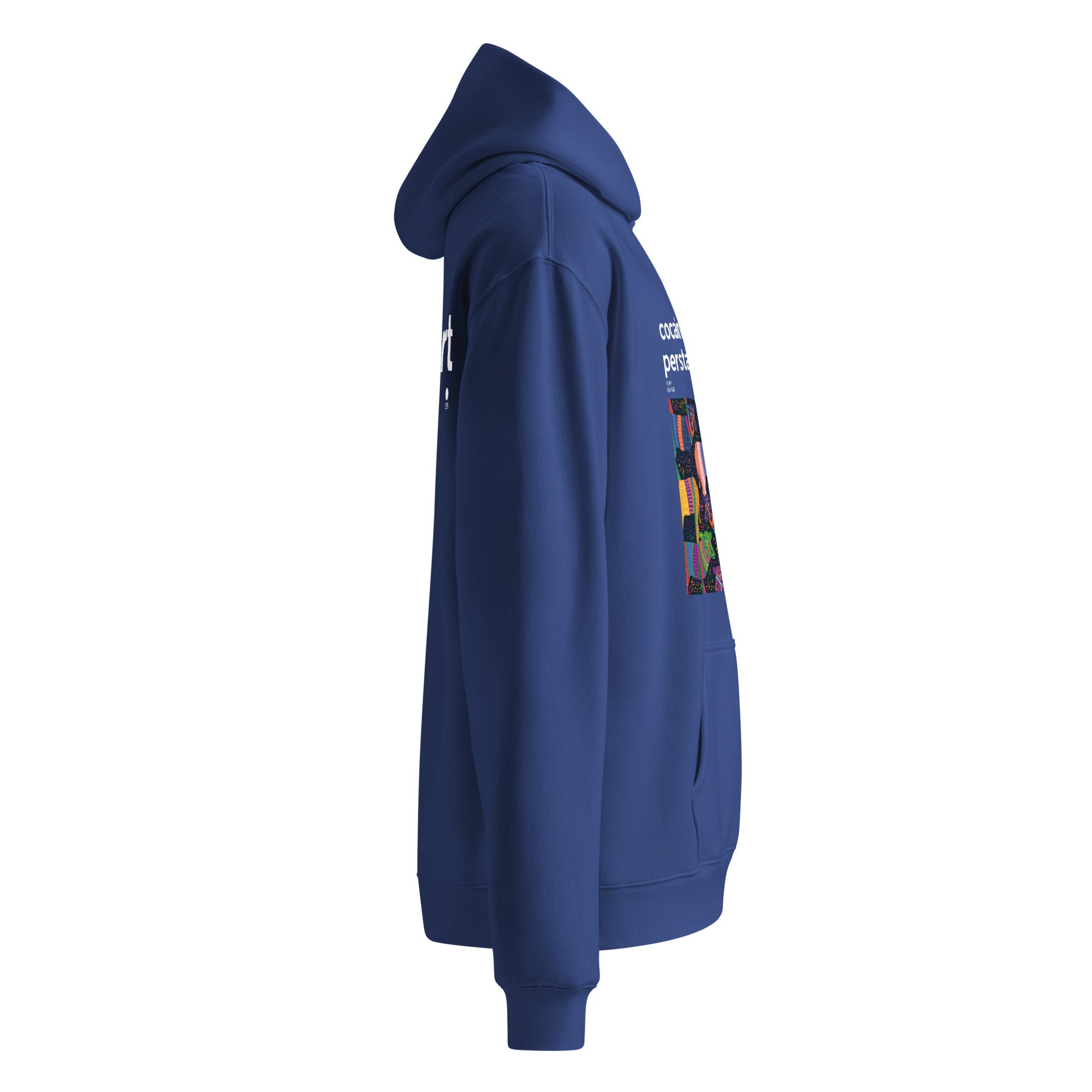 Felpa oversize blu cobalto con cappuccio, grafica colorata e testo bianco streetwear con messaggio forte manifesto sul petto.